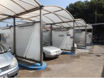 Estación de lavado de coches en funcionamiento