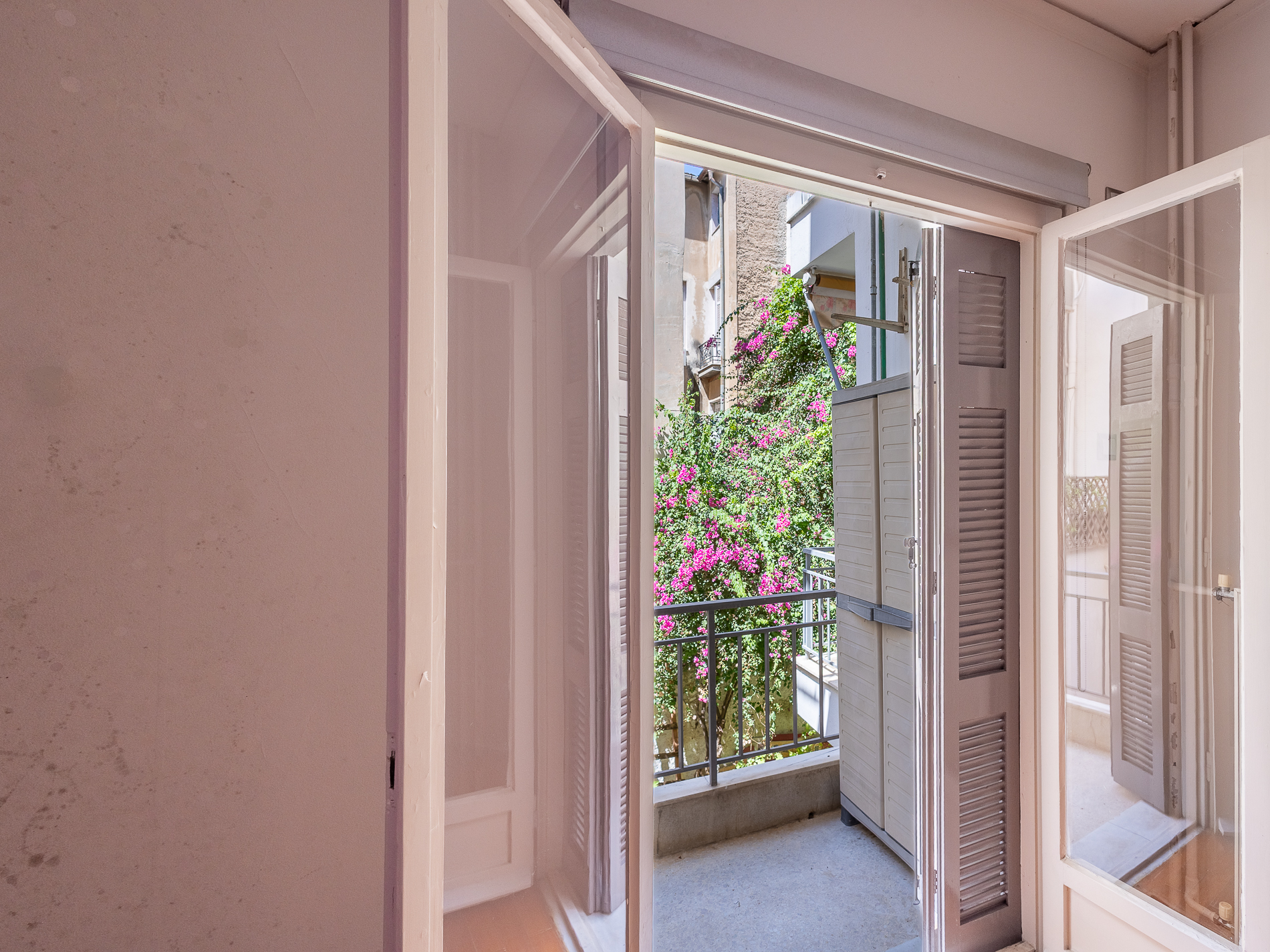 57 sq.m. through apartment on a beautiful pedestrian street