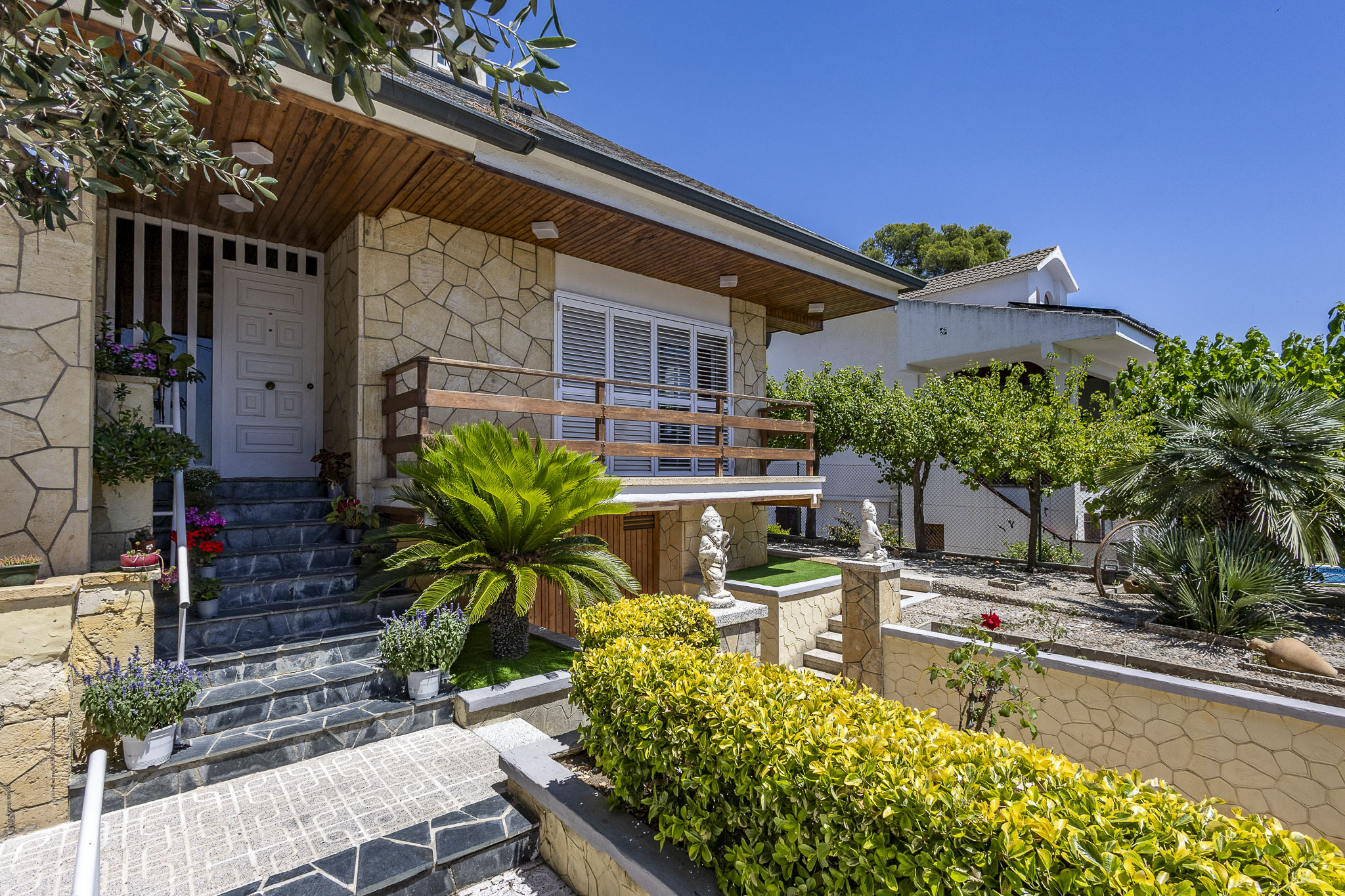 Exclusive villa with private pool and sea views in Viladecans