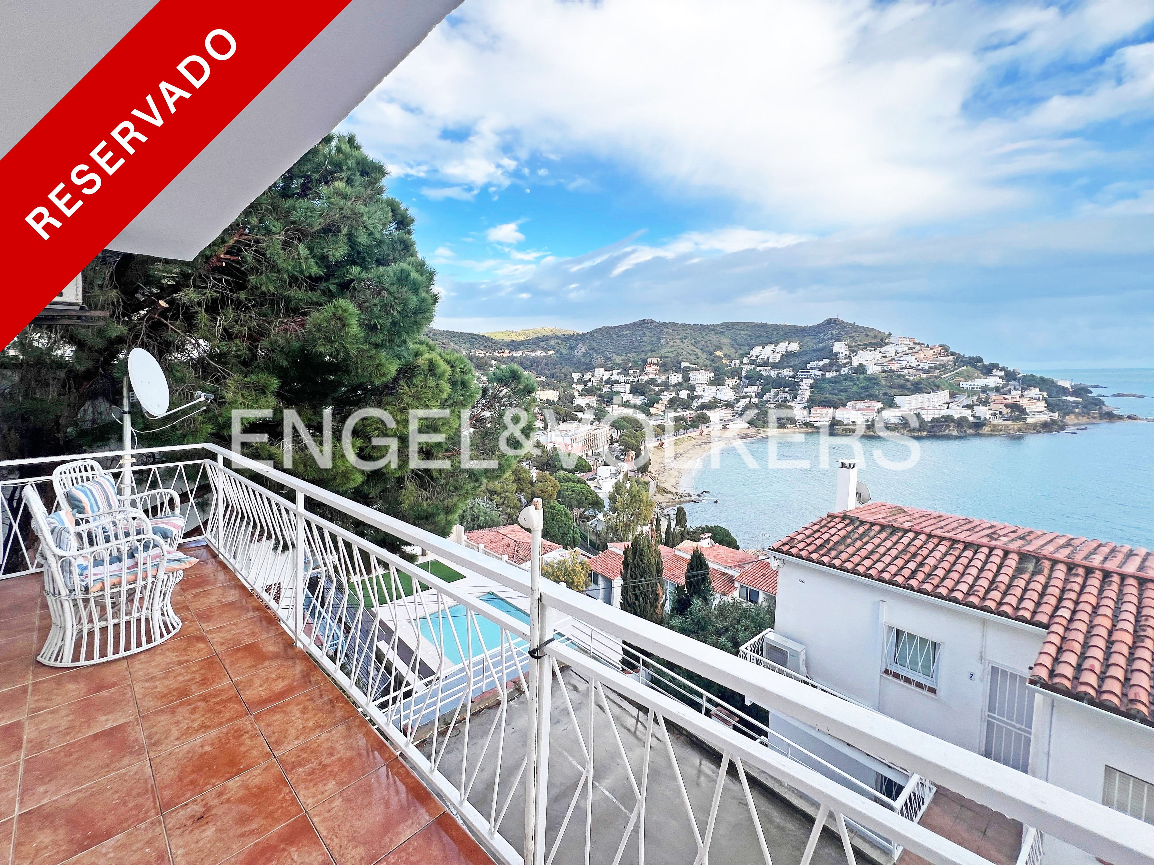 Charming apartment with sea views in Canyelles.