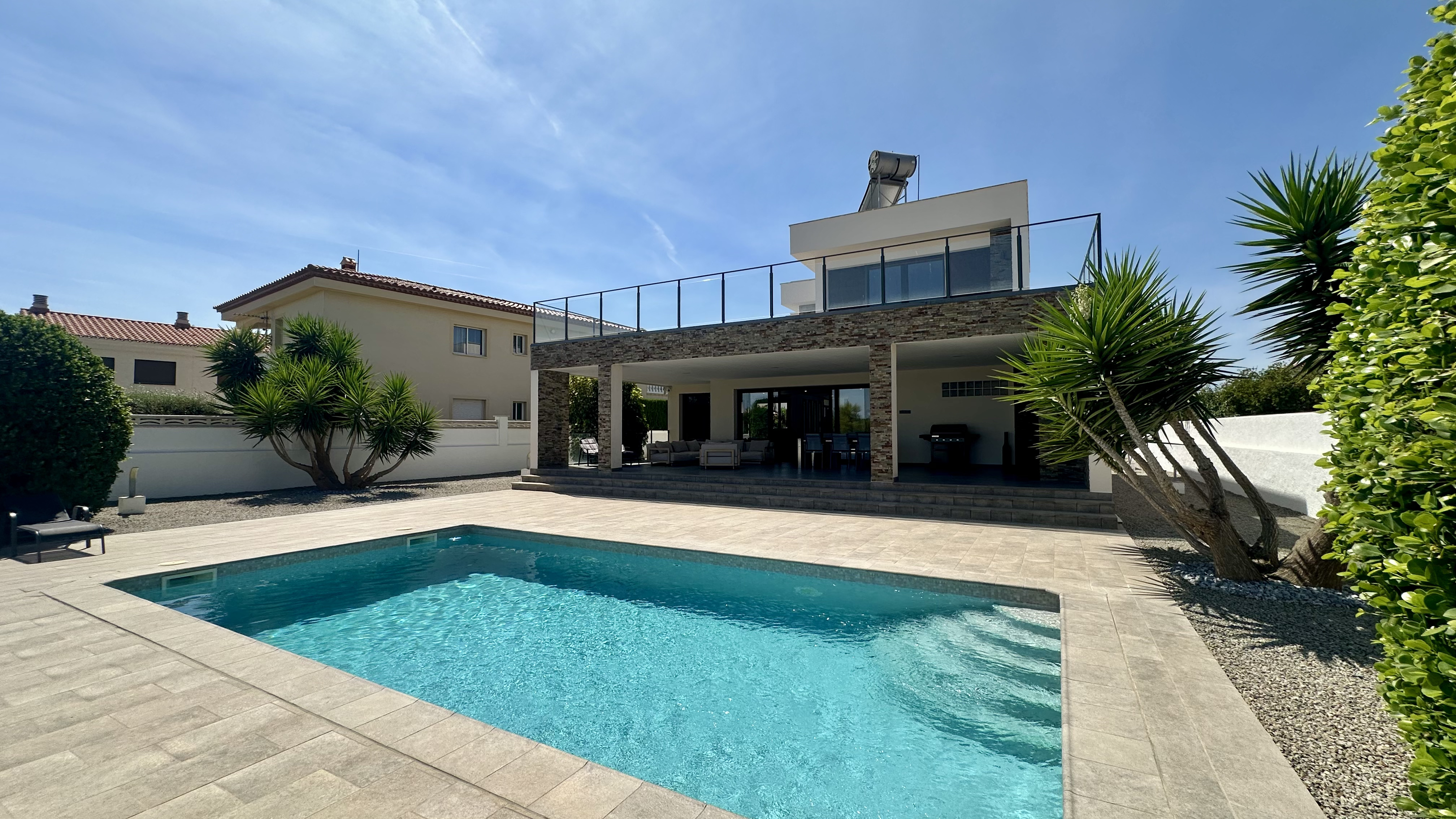 Casa contemporània amb vistes al mar i a la natura a Costa Zefir