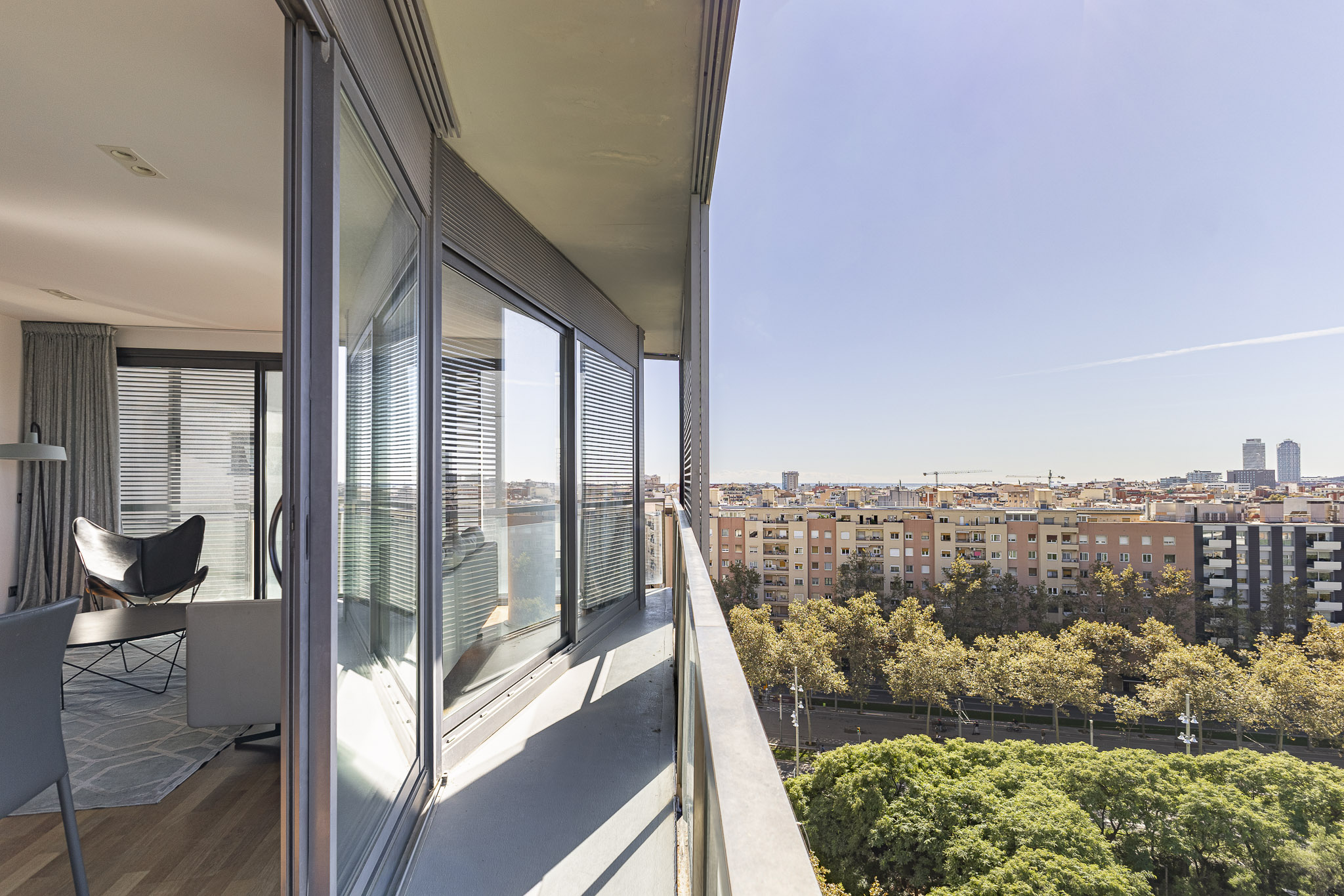 Exclusive three-bedroom apartment with unobstructed views of Poblenou Park