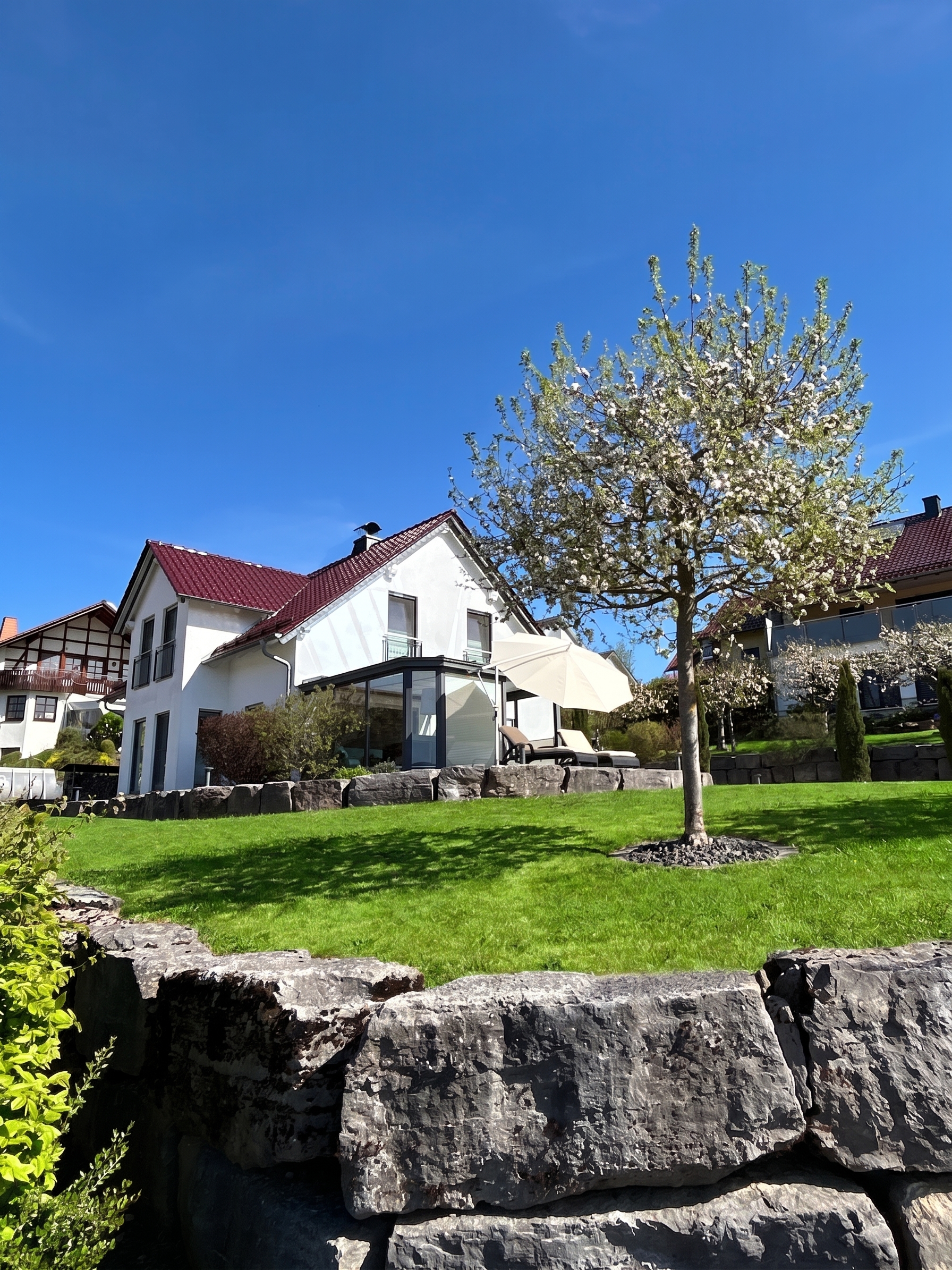 Sommer in Hilders: Eleganz trifft Natur mit privatem Wellnessbereich und idyllischem Garten in der Rhön