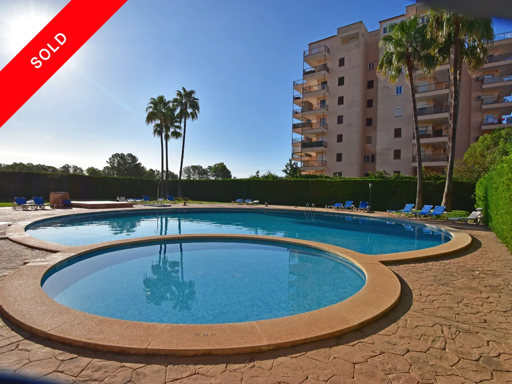 *SOLD* Well-kept apartment with garage and pool in Las Palmeras