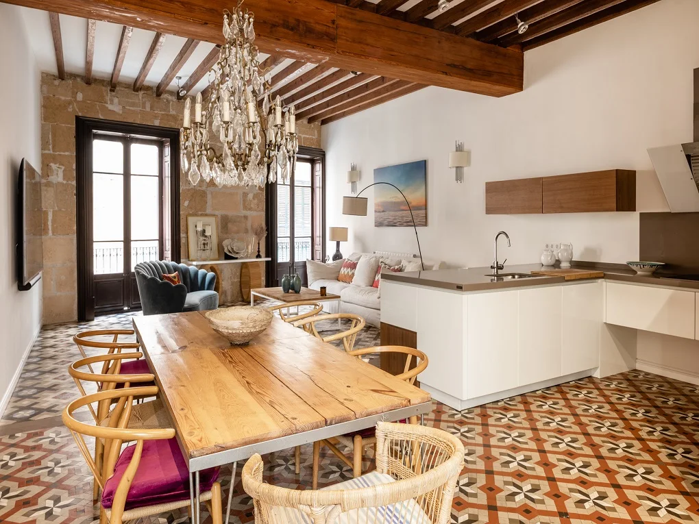 Belle Etage with character close to Paseo Borne