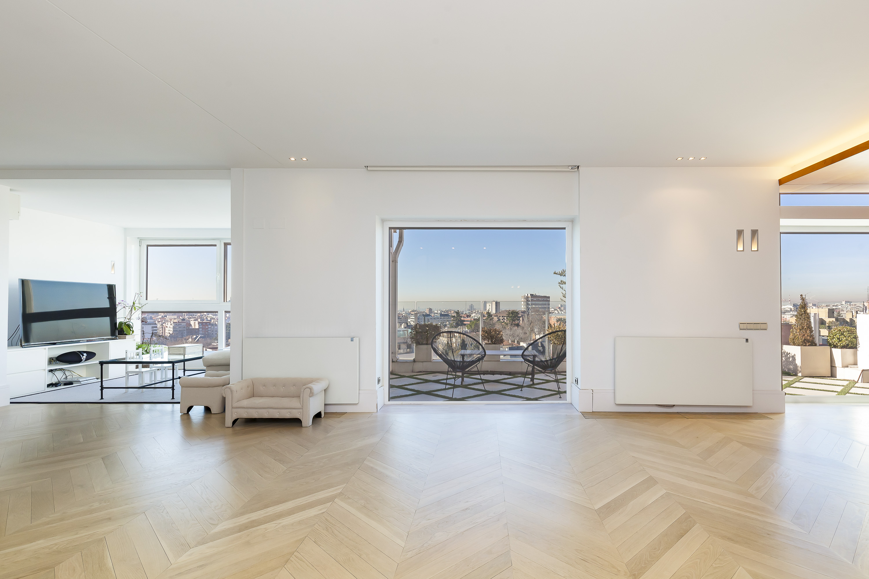 Exclusive penthouse in El Viso, with a large terrace offering unbeatable, unique city views, recently renovated with designer finishes