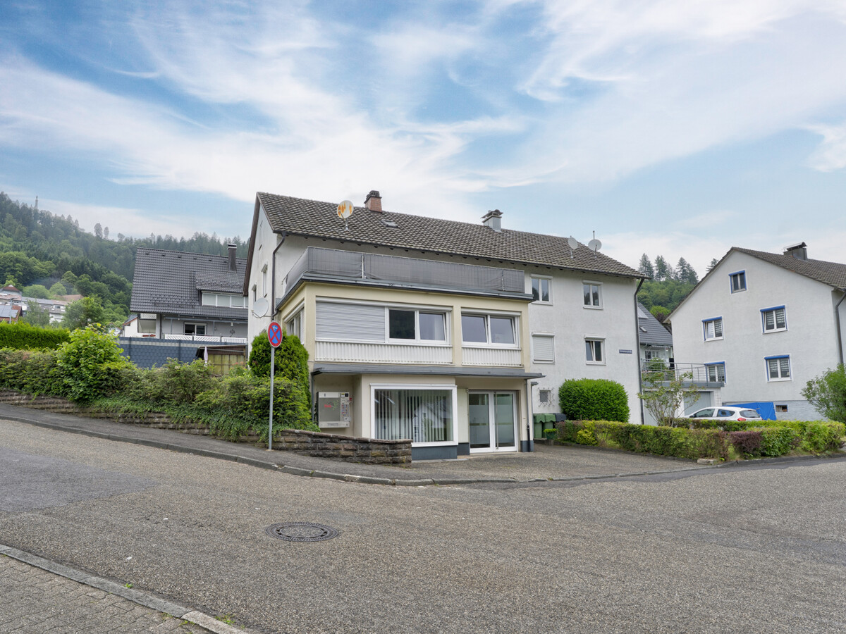 Rendite durch Eigenleistung: WGH mit 4 Wohnungen & modernisierter Gewerbefläche in Wolfach