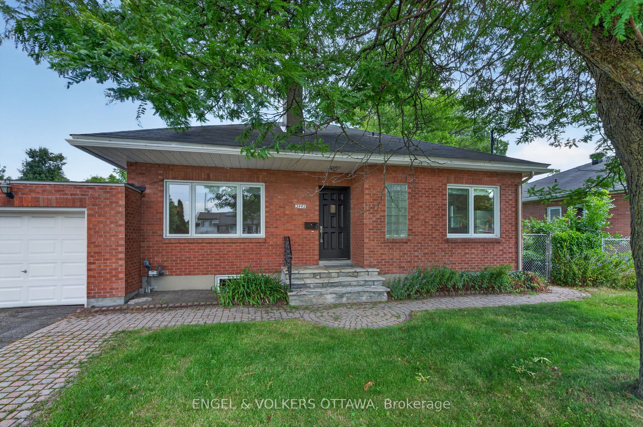 3-Bed Bungalow on a 65 x 125 ft Lot in Alta Vista