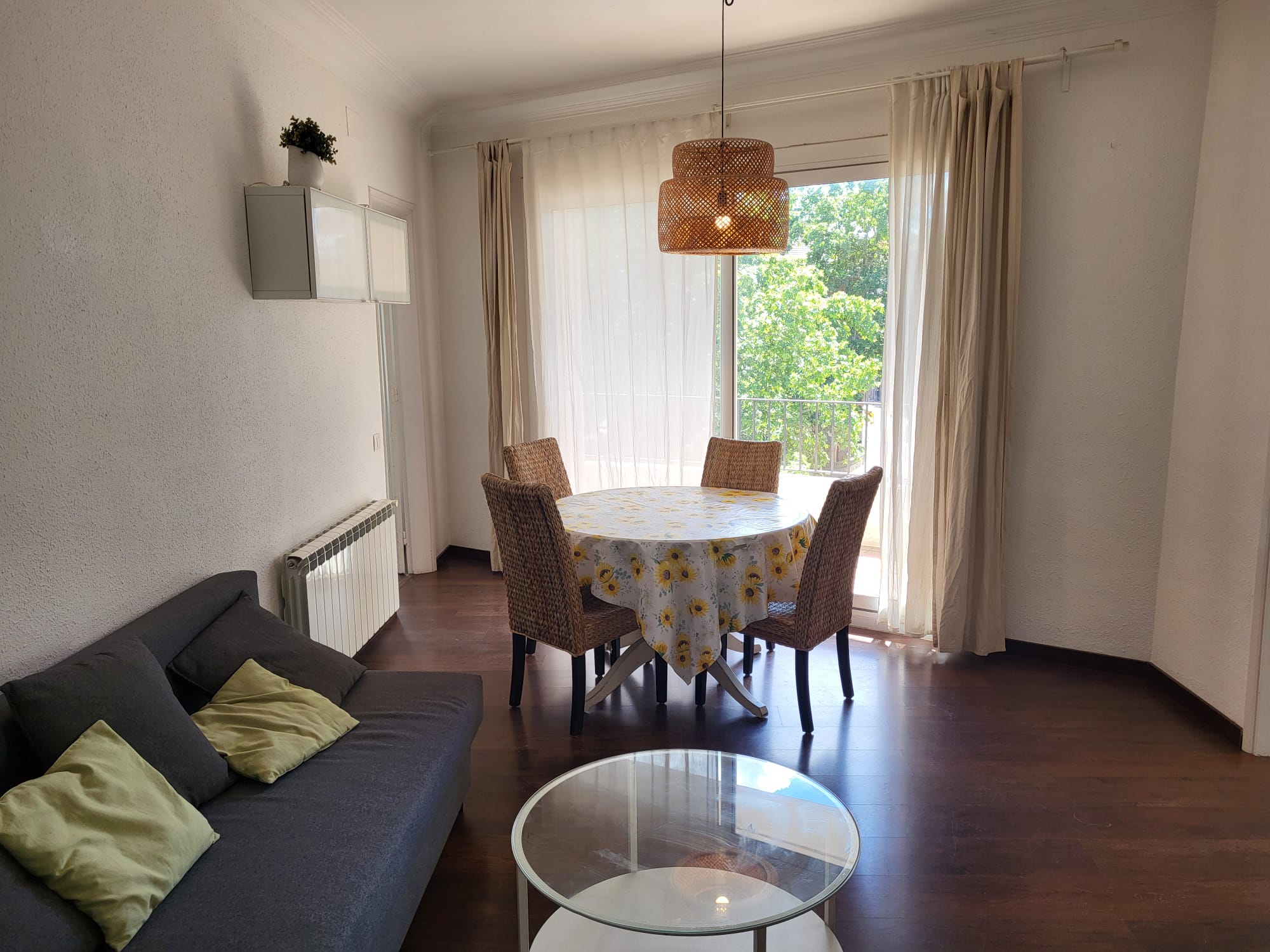 Renovated apartment downtown facing three streets. Very bright.