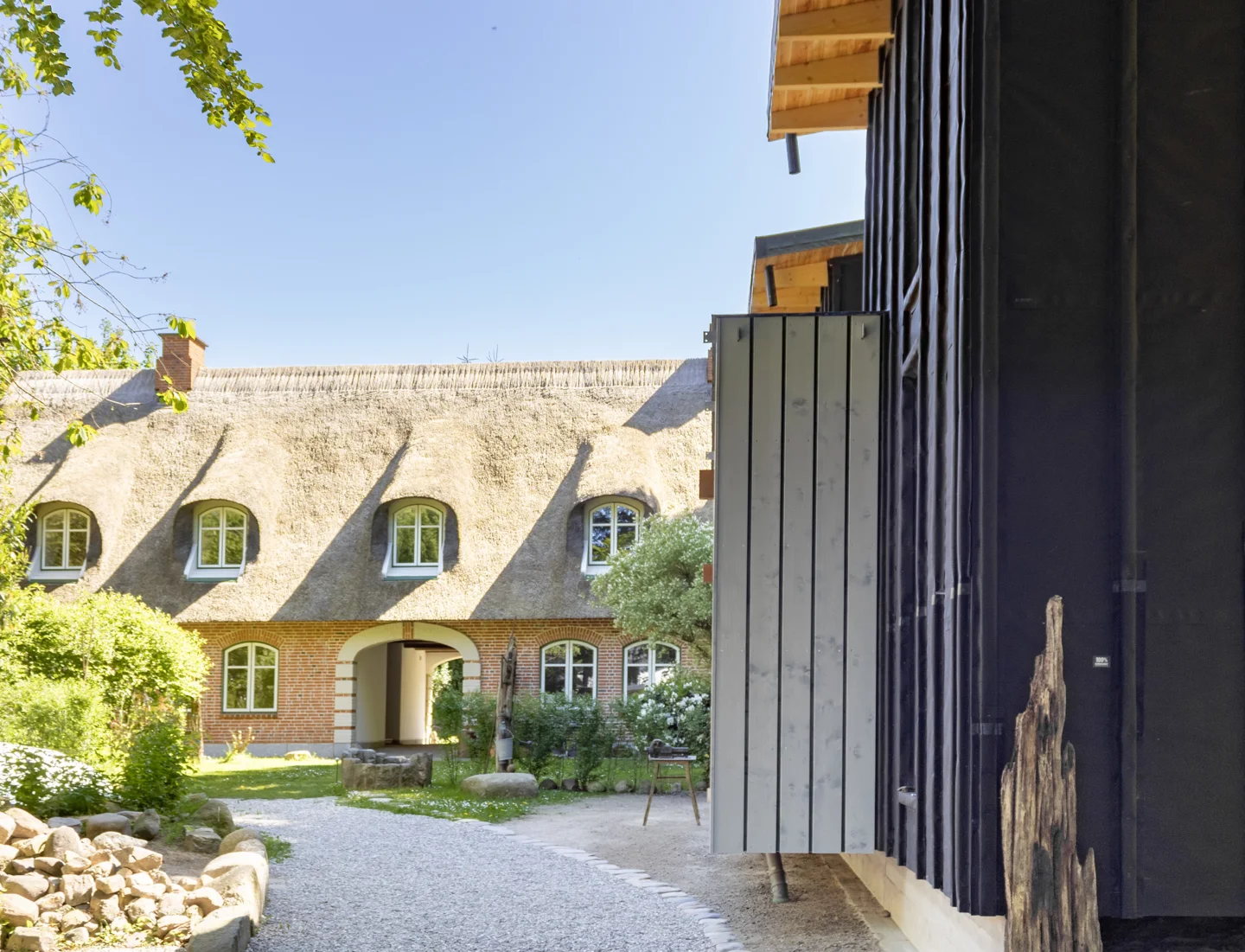 Traditionelle Gemütlichkeit: Reetdach-Doppelhaus auf idyllischem Pfeifengrundstück