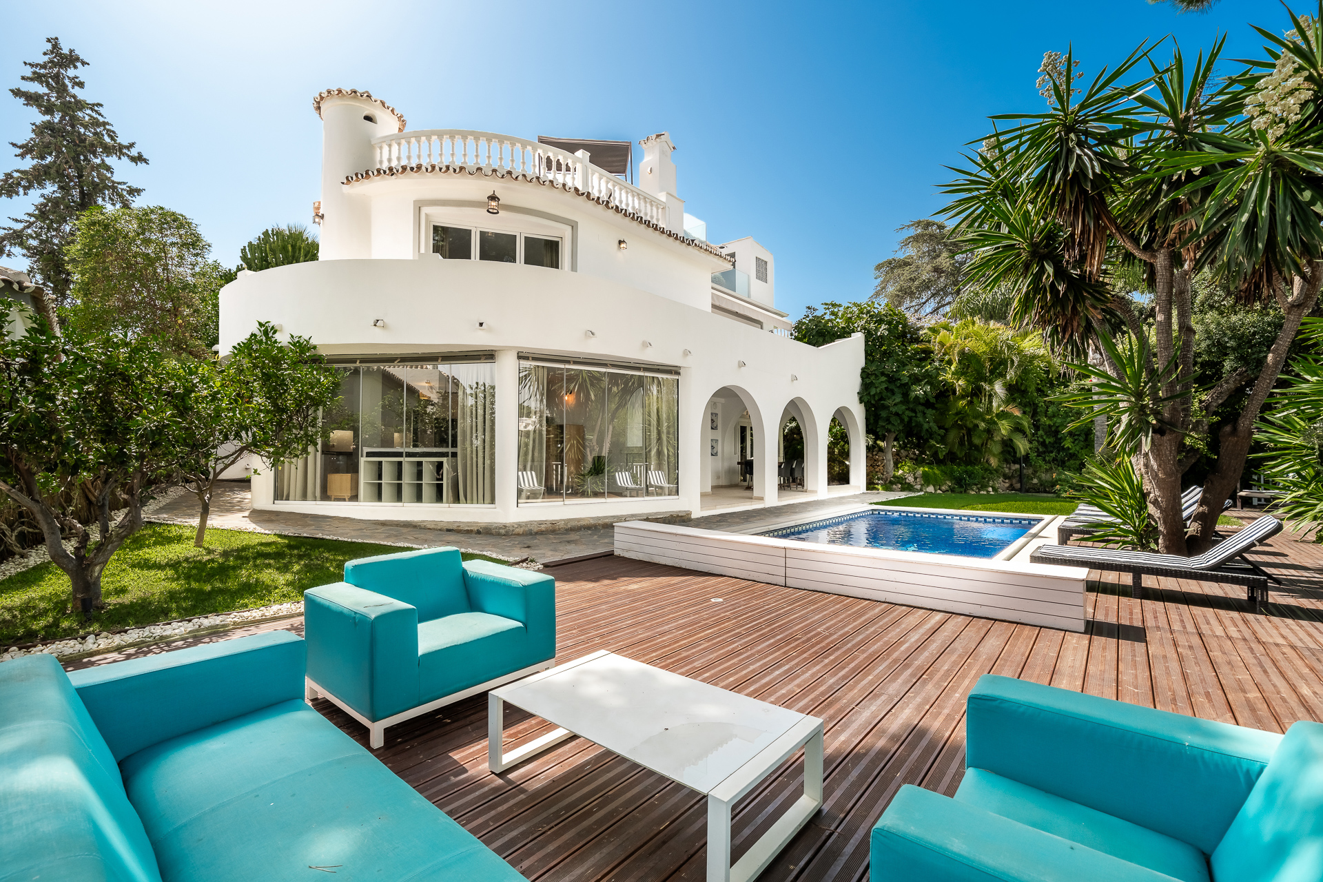 Prestigious villa with breathtaking sea views, just steps from the beach, with a tourist rental licence