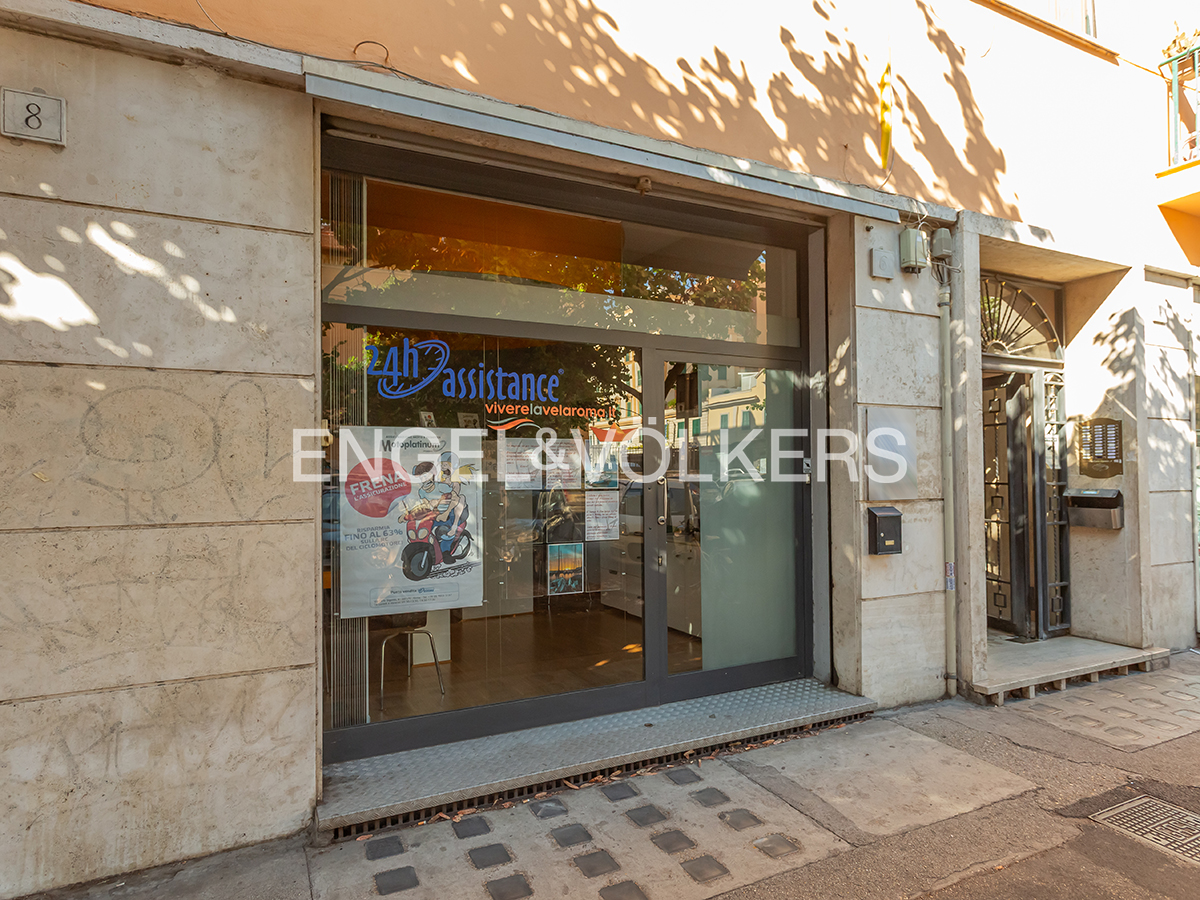 Versatile commercial space in Alberone area