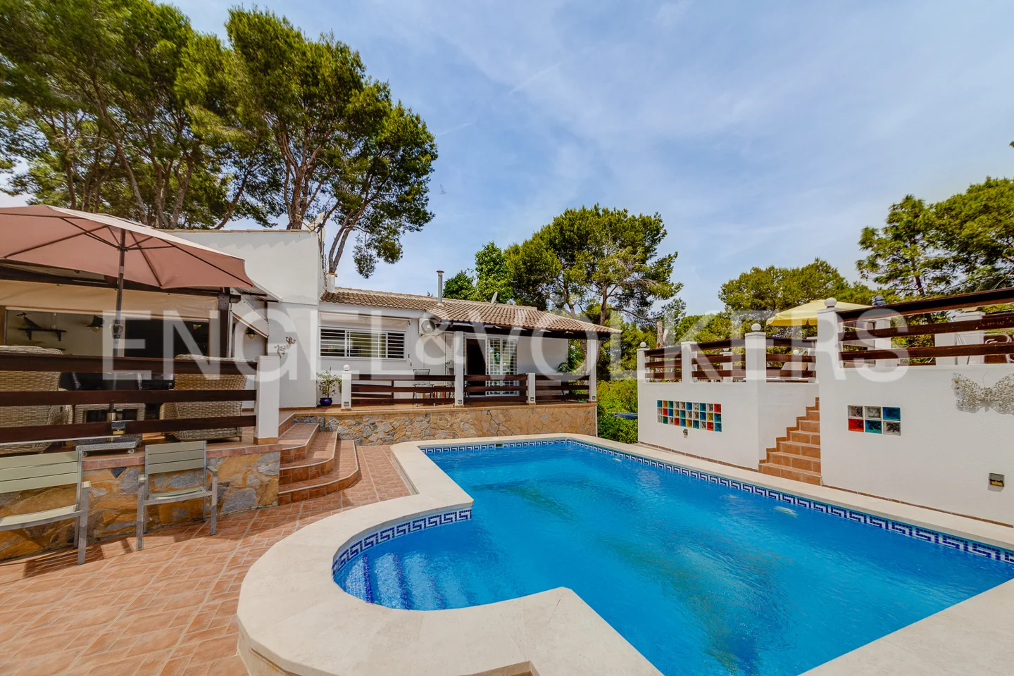 Villa mit großem Grundstück und privatem Pool in Los Balcones