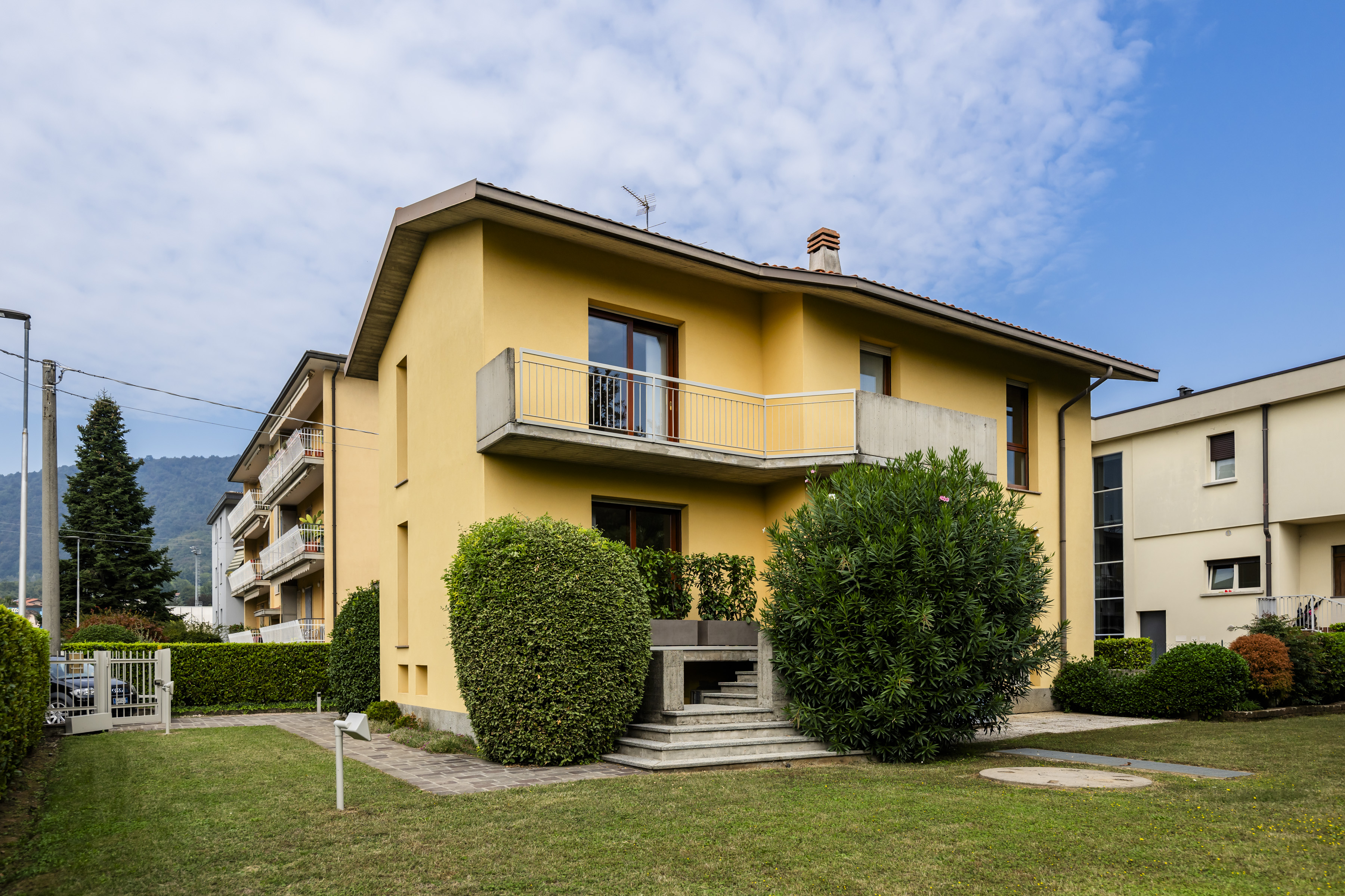 Detached villa in a residential setting