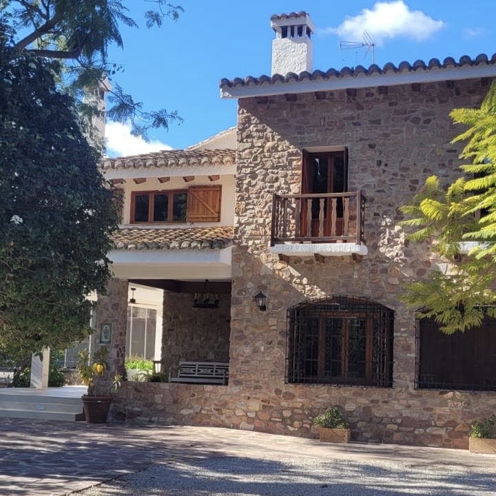 Cozy villa with a guest house in Náquera