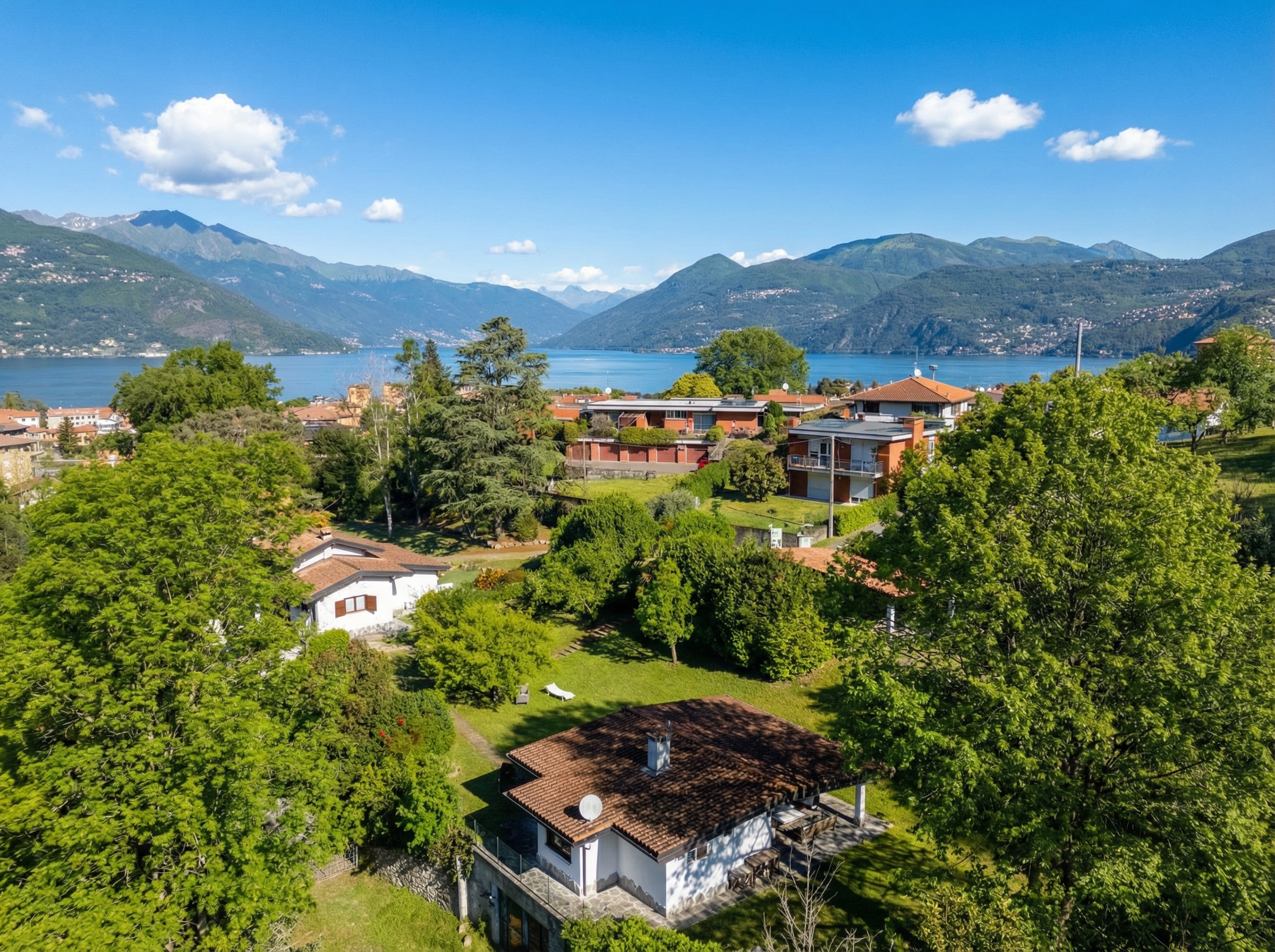 Un sogno immerso nel verde: prestigiosa villa con dependance