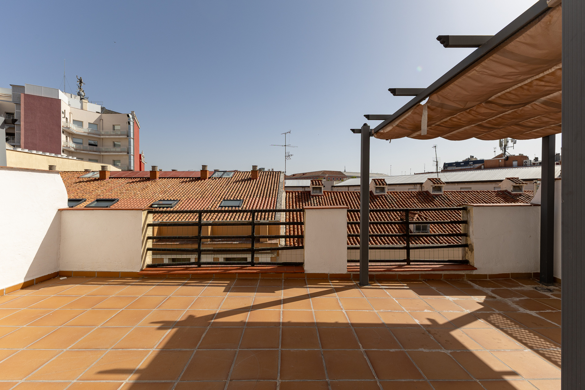 Exclusive renovated penthouse with a 30 m² terrace in Argüelles.