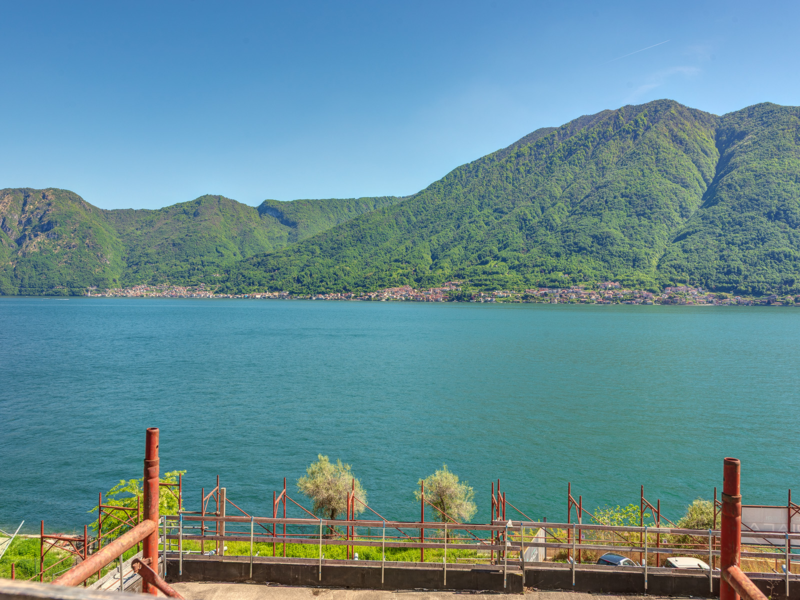 Lakeside apartment in exclusive newly-built complex