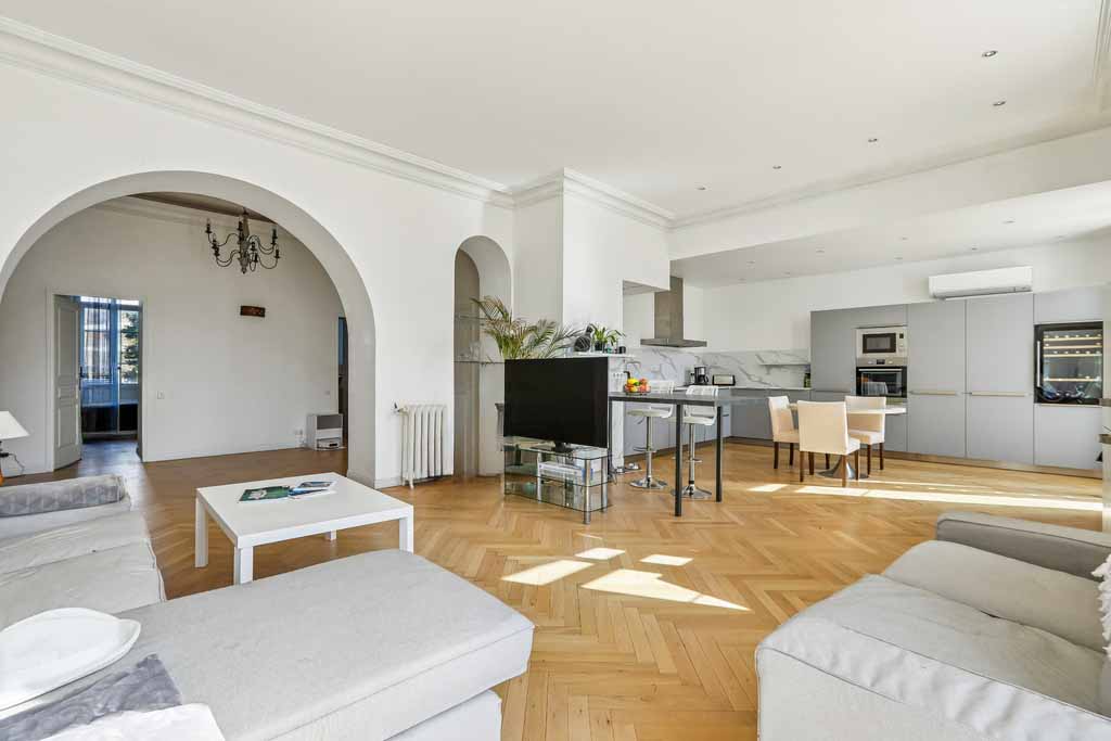 Elégant appartement 5 pièces dans un Palais historique, cœur de Cannes