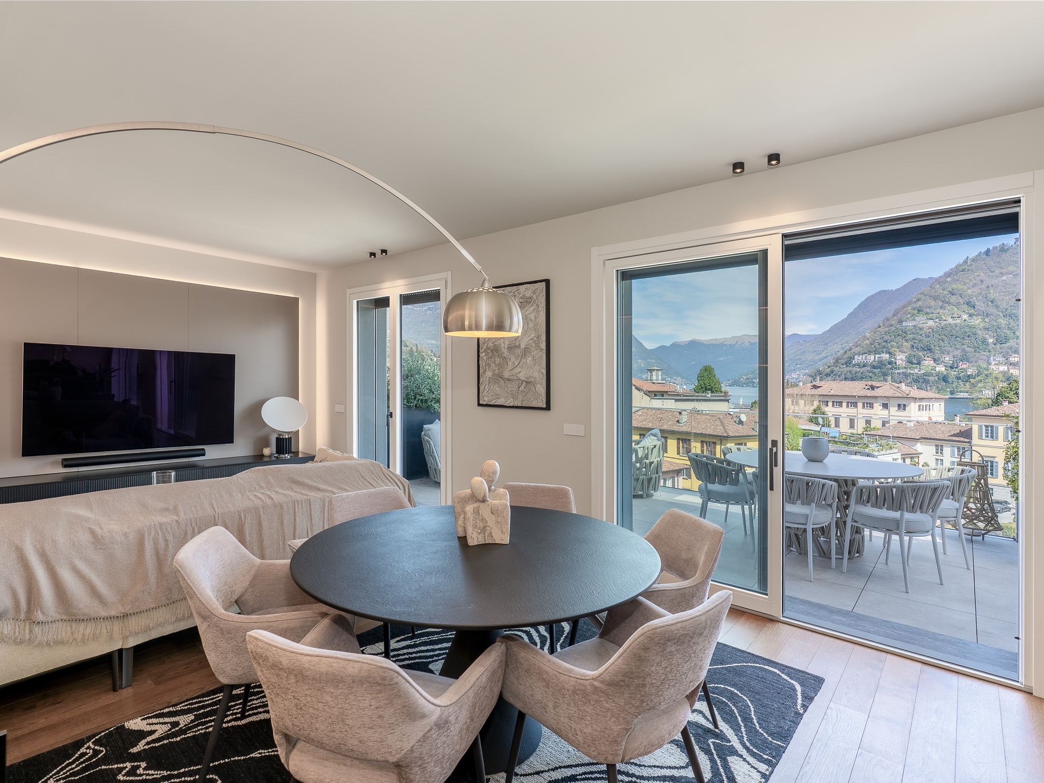 Moderno appartamento con terrazza e vista Lago in zona esclusiva di Como