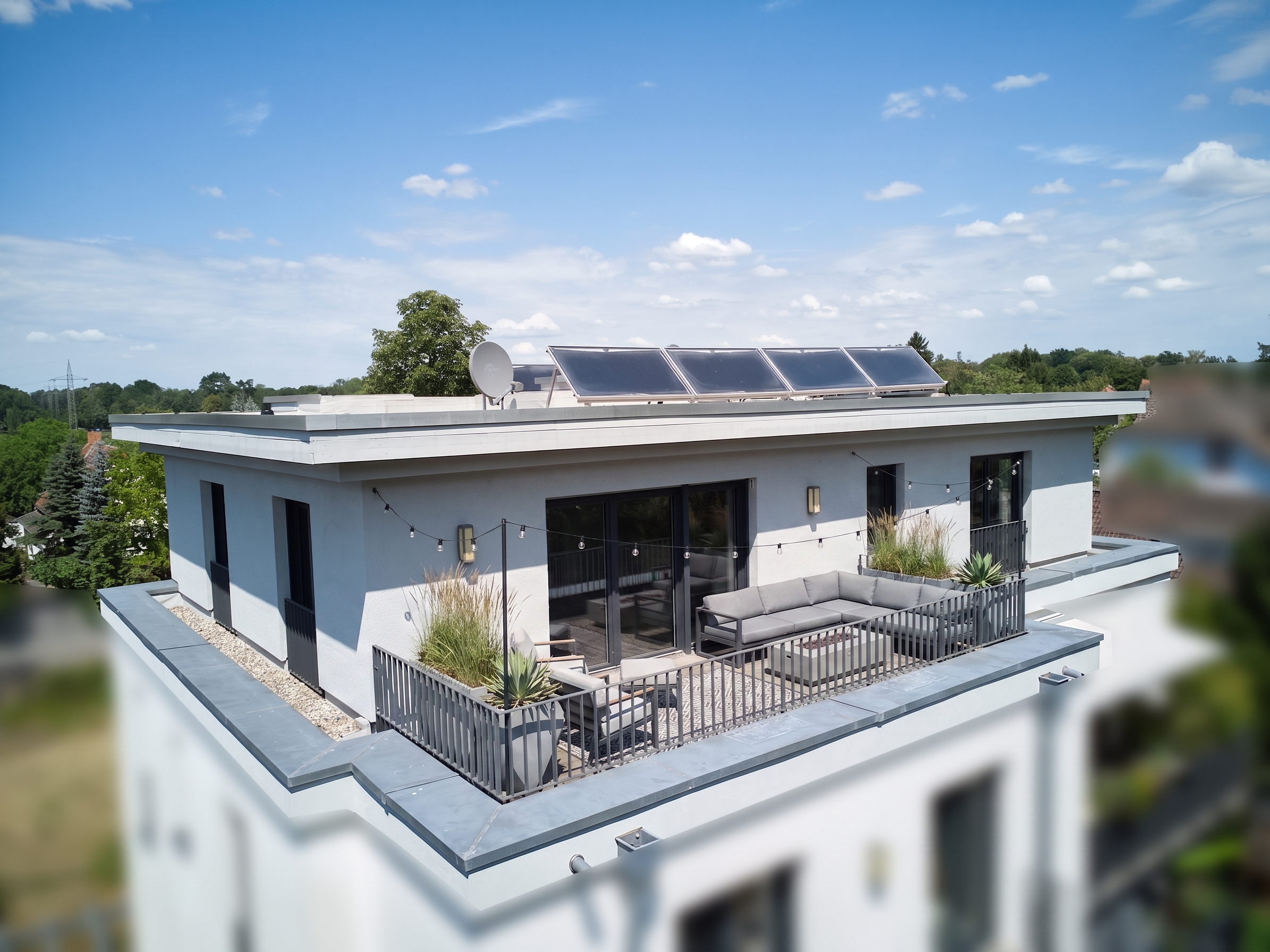 Exklusives Penthouse-Feeling in Wilhelmsbad: Ihr „Haus im Haus“ mit barrierefreiem Luxus [KI-modifiziert]