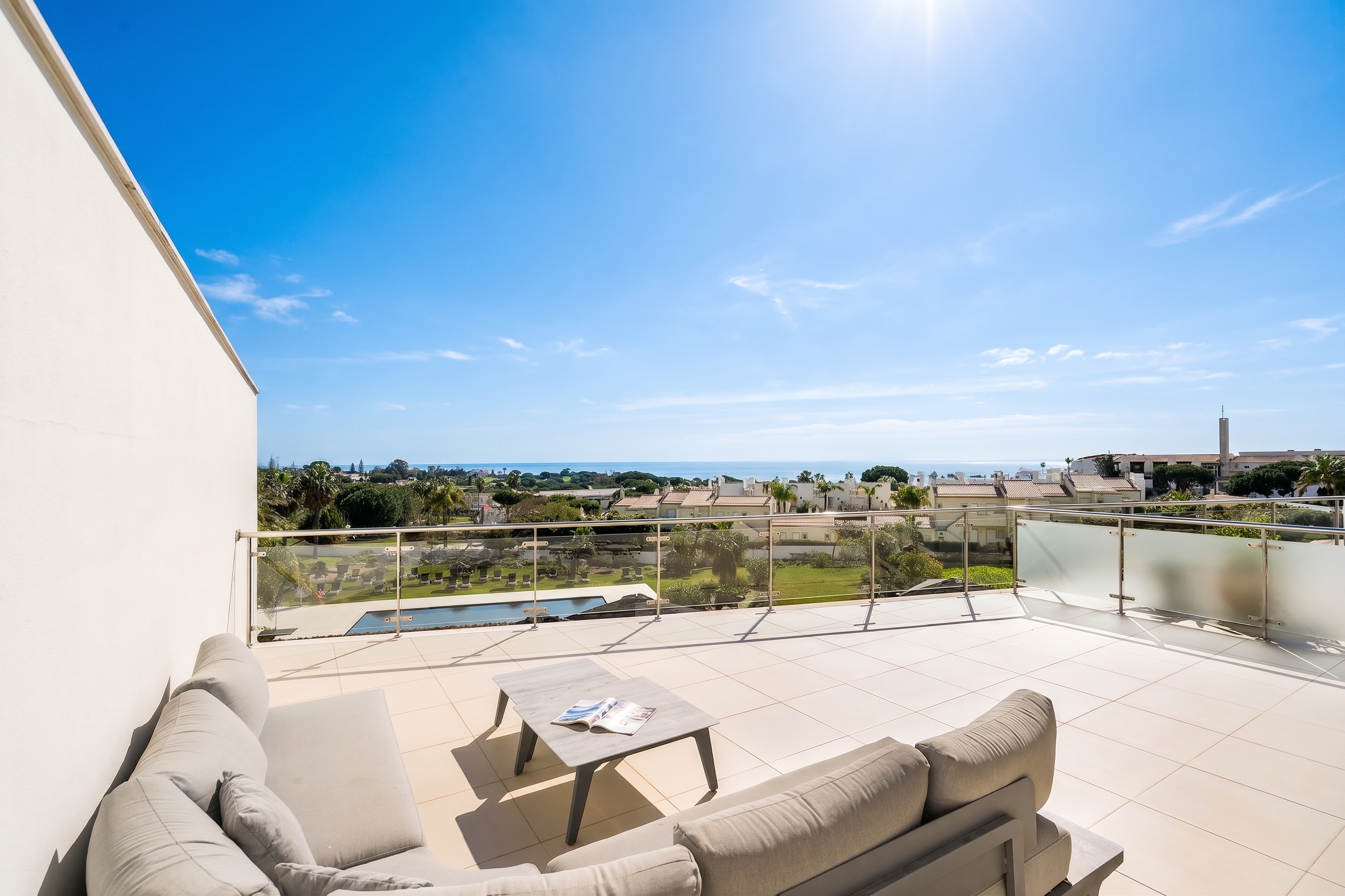Apartamento T1 com vista mar a 600m da praia