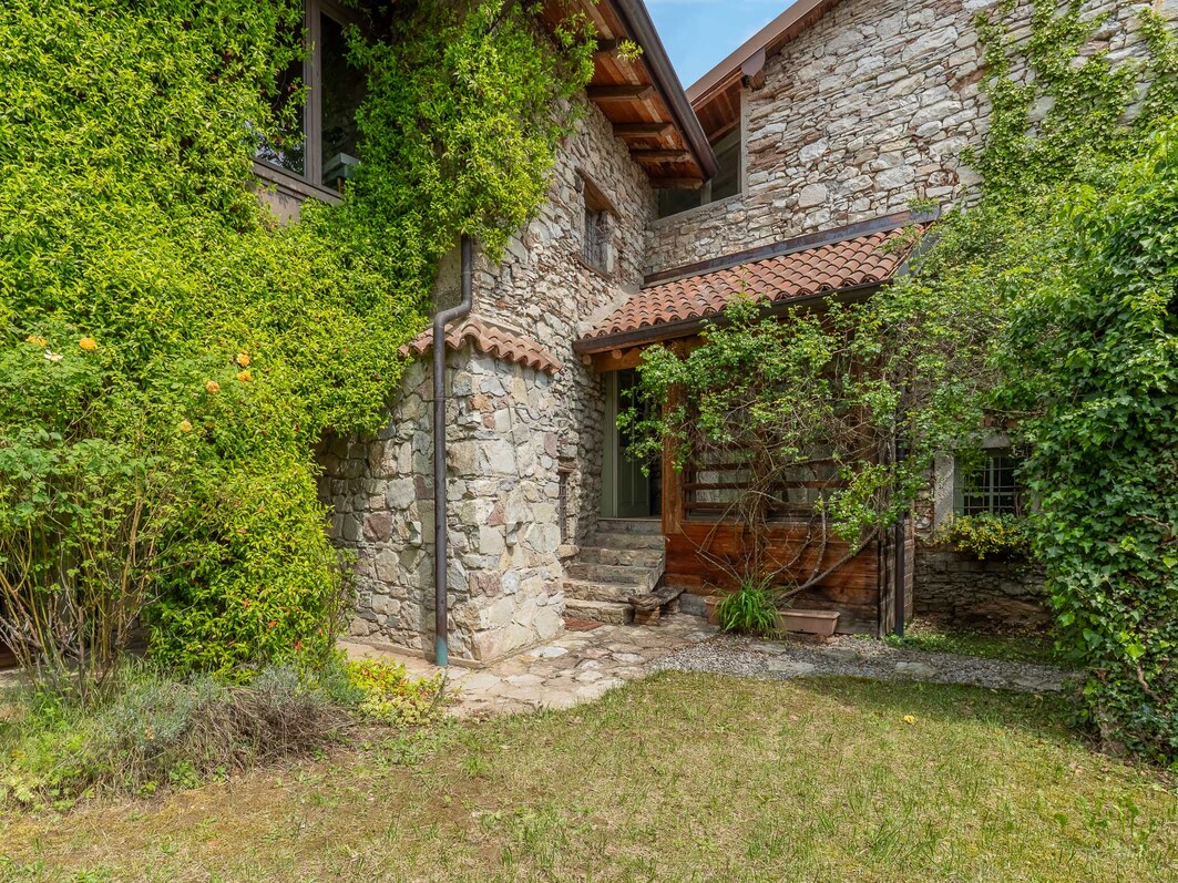 Affascinante casale di borgo in pietra
