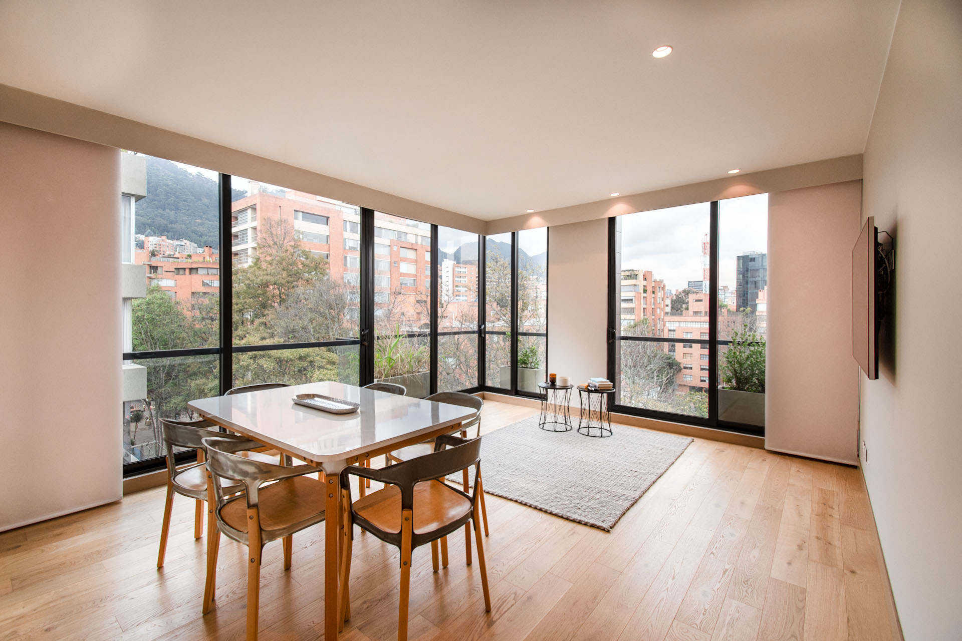 Apartamento con balcón en arriendo en La Cabrera