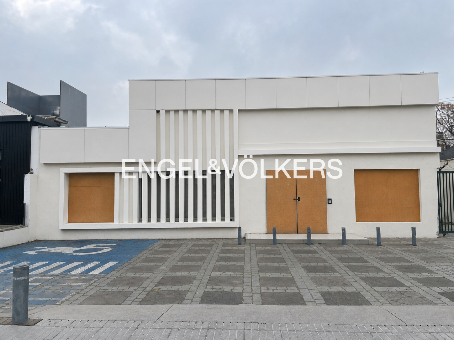 Local comercial Amplio en Vitacura con 9 privados y 9 estacionamientos
