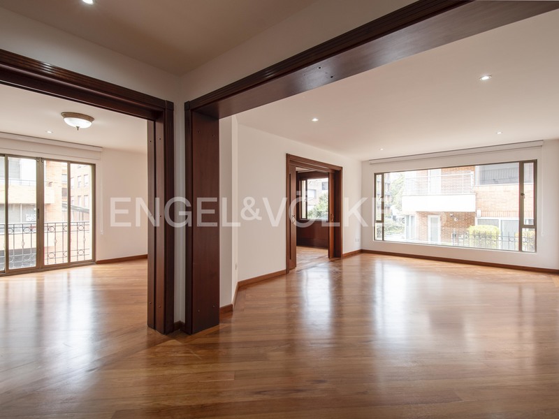 Amplio apartamento para arriendo en Chicó Museo