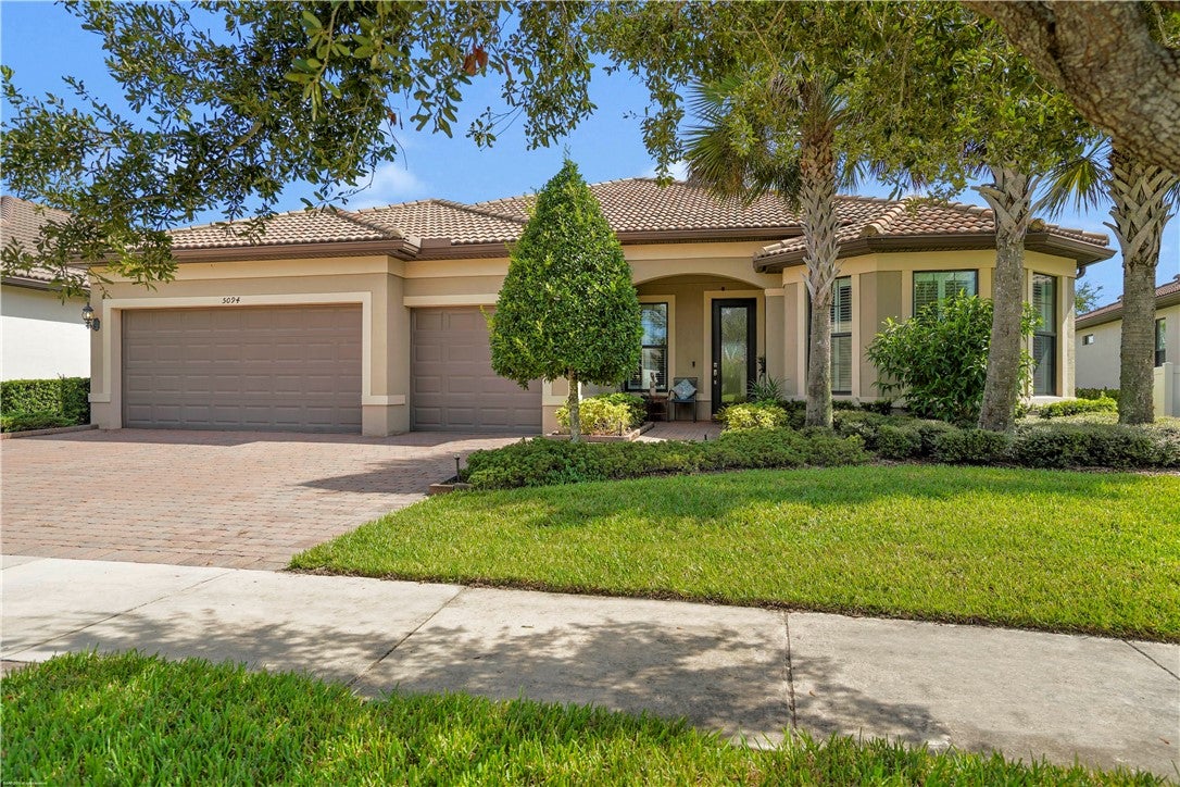 Gourmet Kitchen, Screened Lanai, Lakefront Elegance