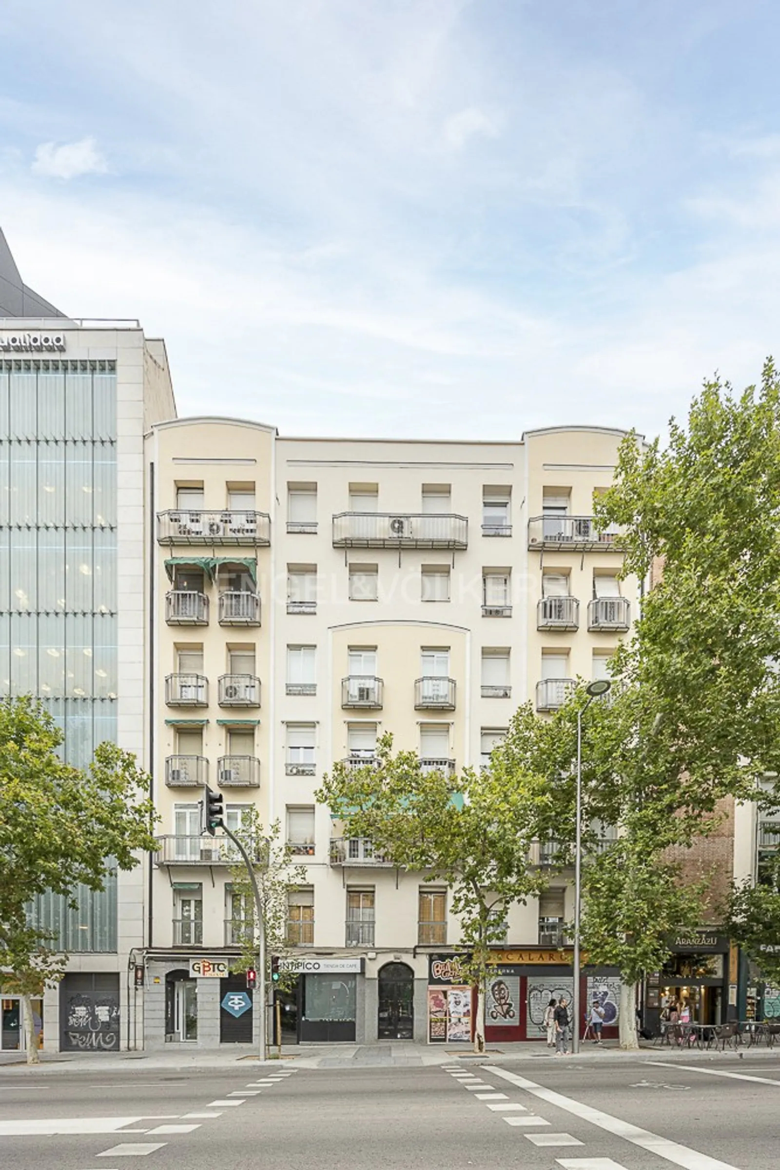 Light, top floor, and many renovation options