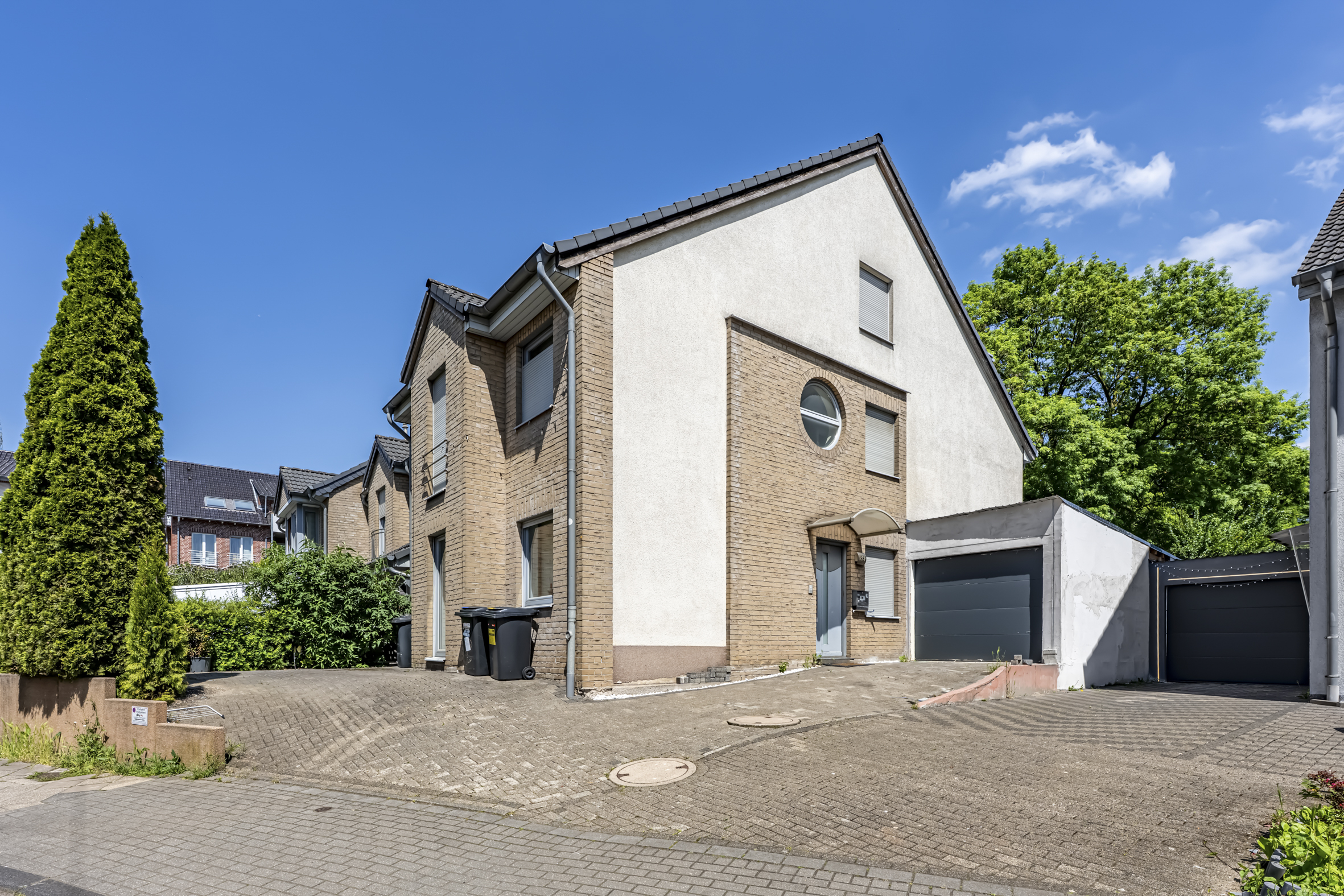 Vielseitig nutzbares Zweifamilienhaus in gut angebundener Lage von Bochum-Wattenscheid