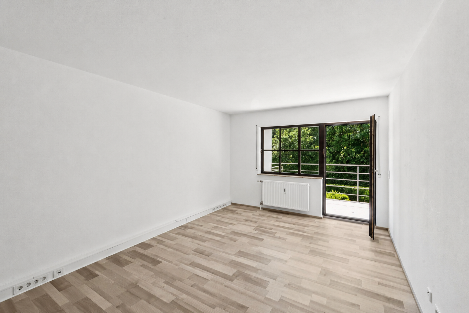 Helle Zwei-Zimmer-Wohnung mit Südbalkon, Einbauküche und Tiefgaragenstellplatz