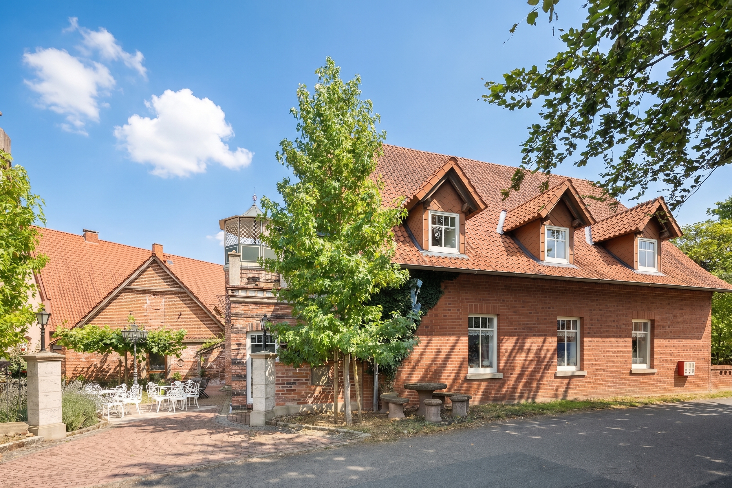 Großzügiges Hofanwesen mit Wohnhaus, Stallungen und vielseitigen Nutzungsmöglichkeiten [AI-modified]