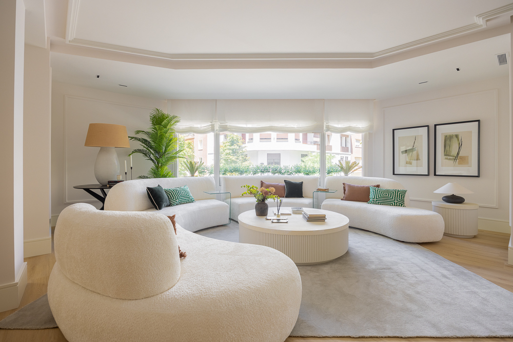 Elegant flat with three terraces and private patio on Castelló Street