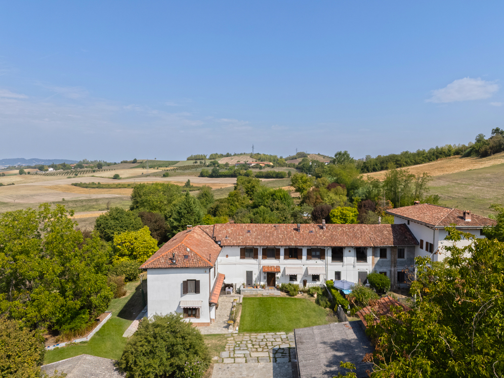 Historic farmhouse among the hills of Asti