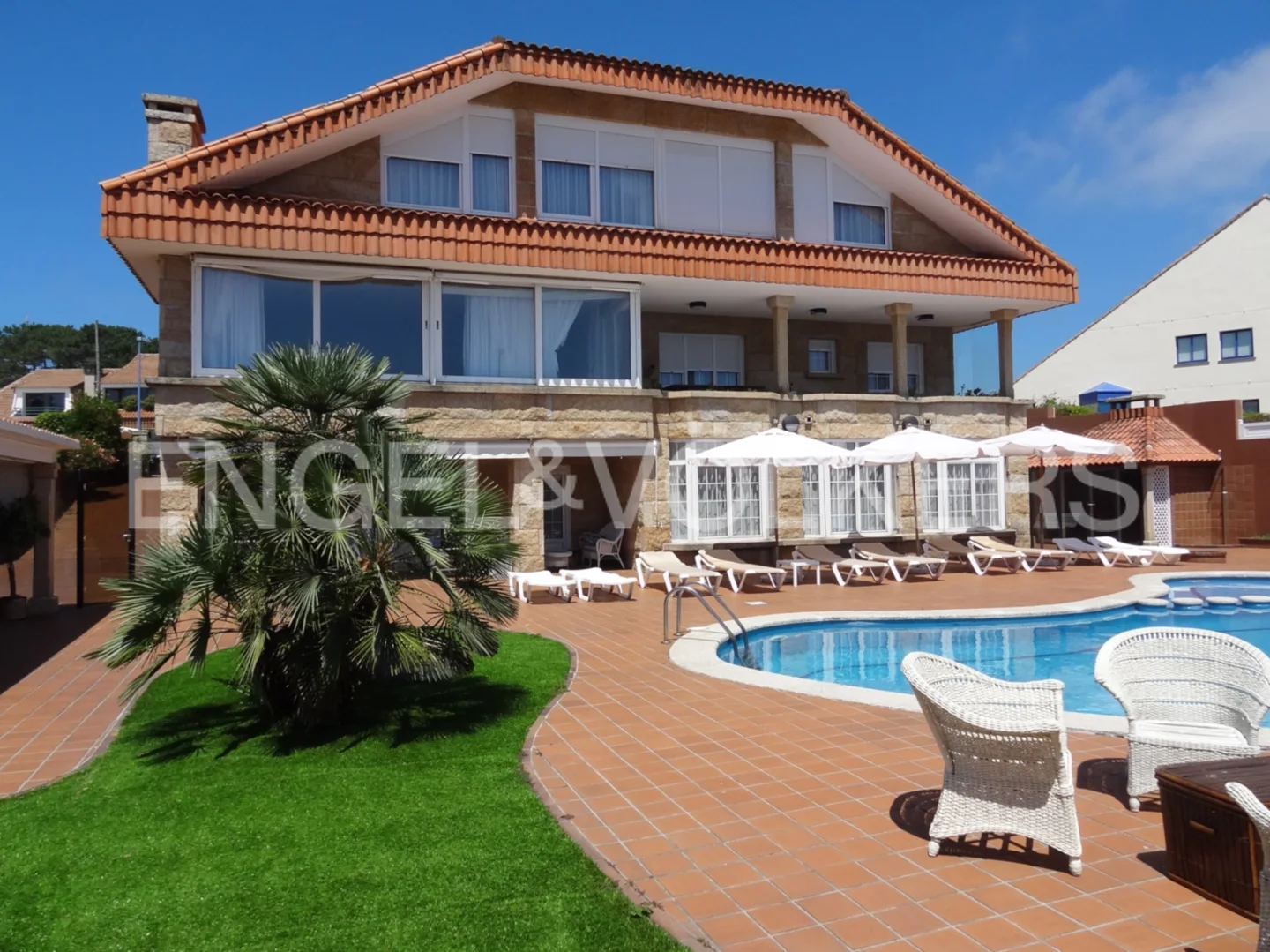 Large waterfront villa in San Vicente do Mar