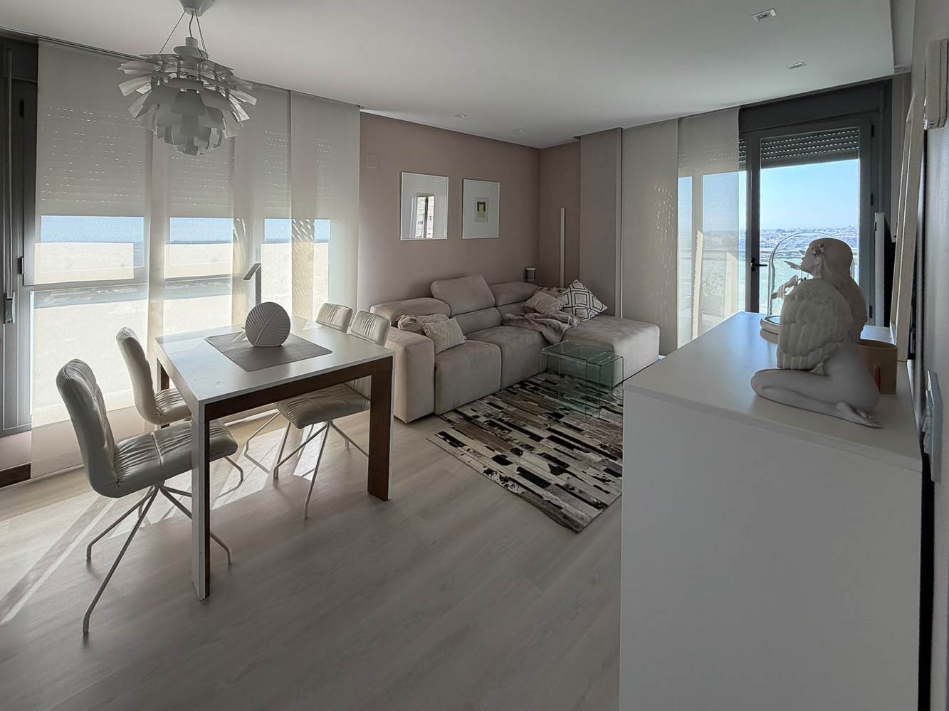 Modern apartment with pool and parking for short stays