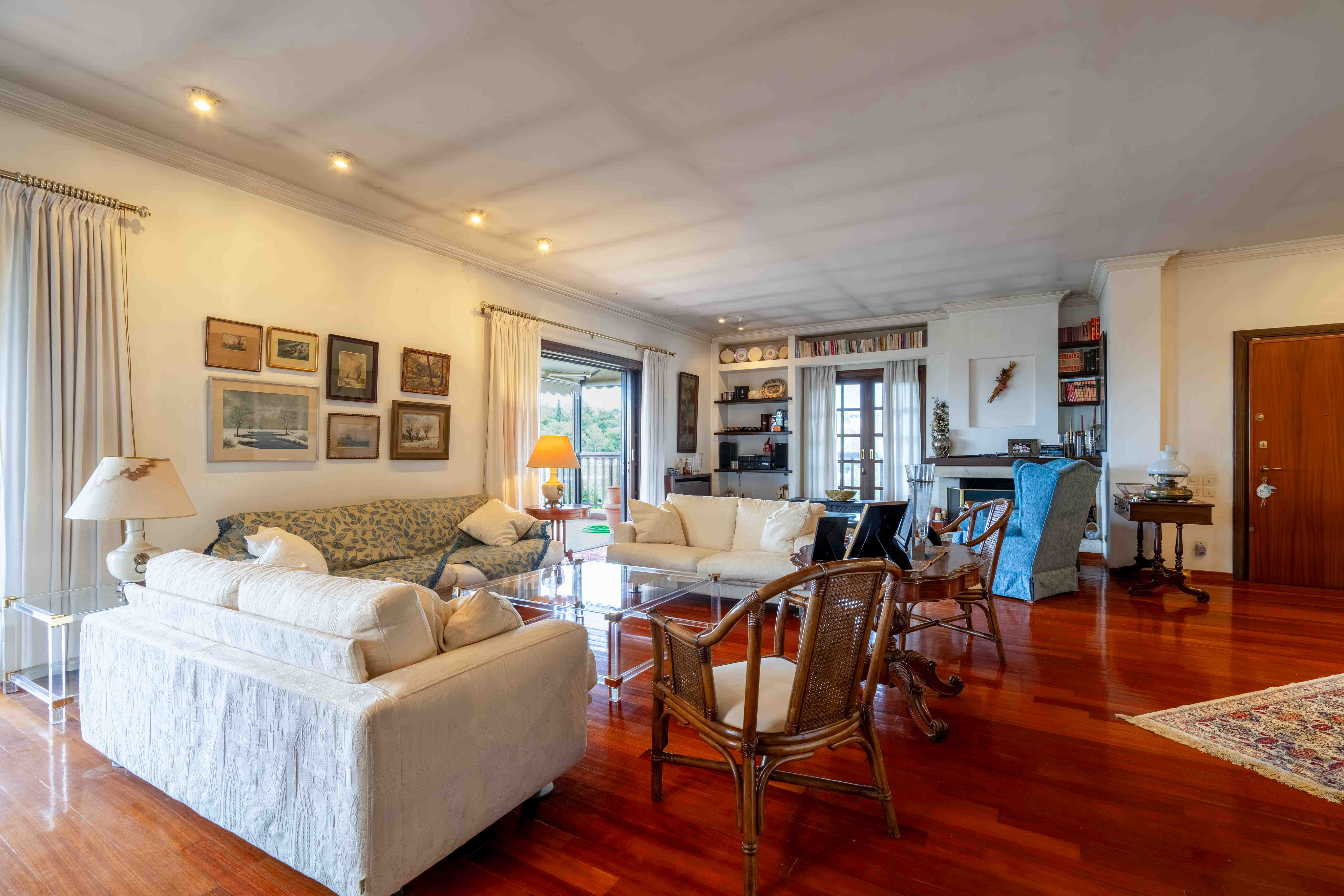 Αpartment of 260 sq.m. with two additional apartments totaling 80 sq.m.