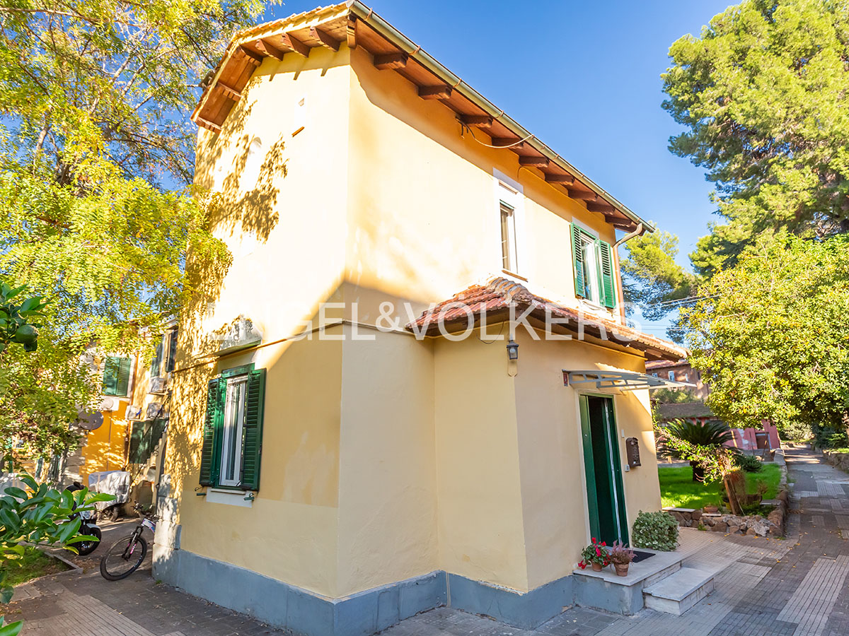 Charming detached vintage villa in Garbatella