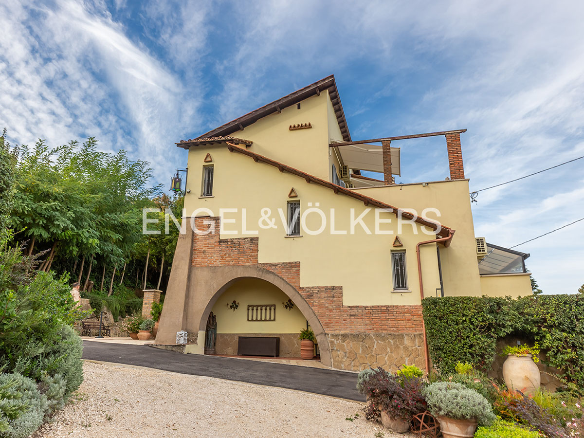 Splendida villa storica immersa nel verde a Morlupo