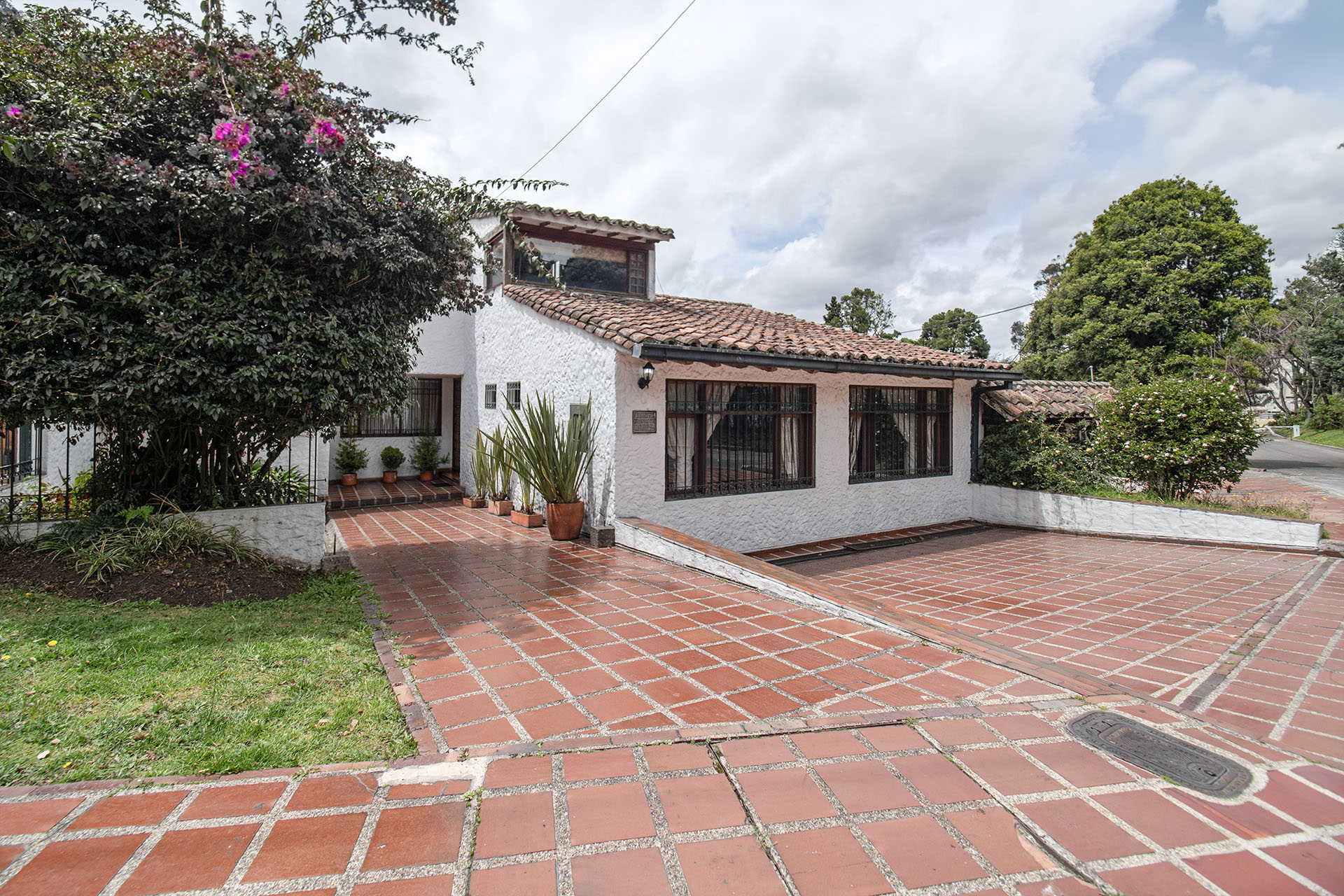 Casa para venta con jardín en Cerros de Niza