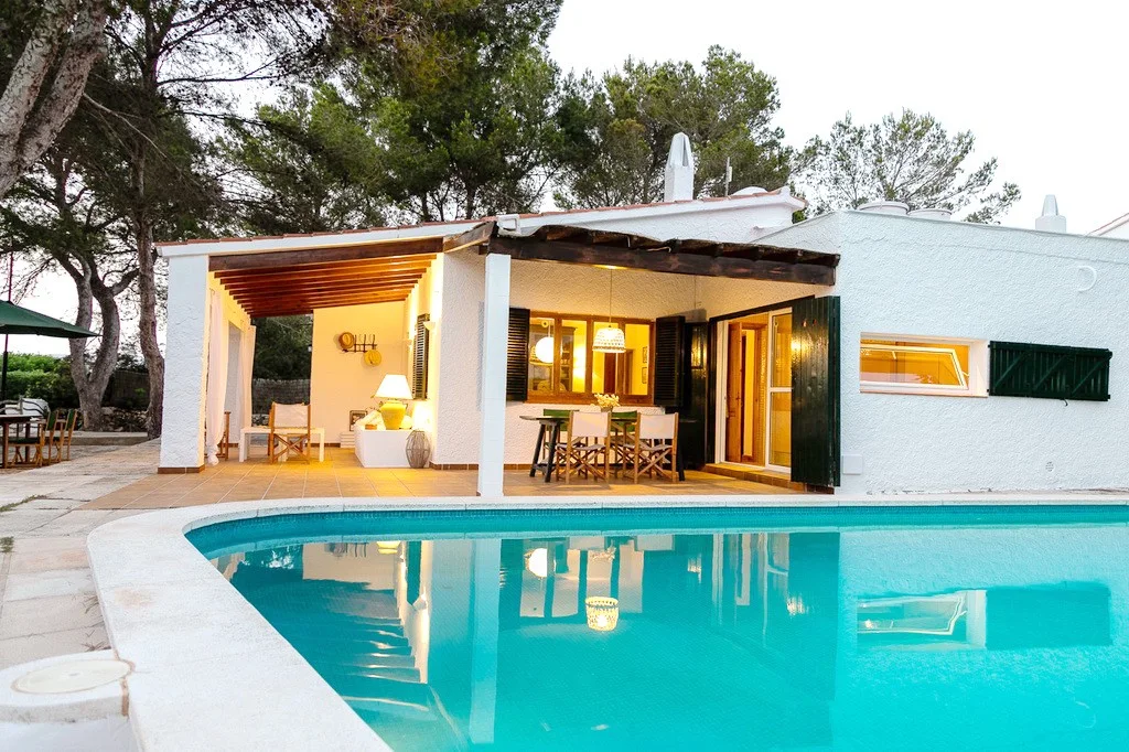 Casa con piscina con vistas lejanas al mar en Binibeca Vell, Menorca