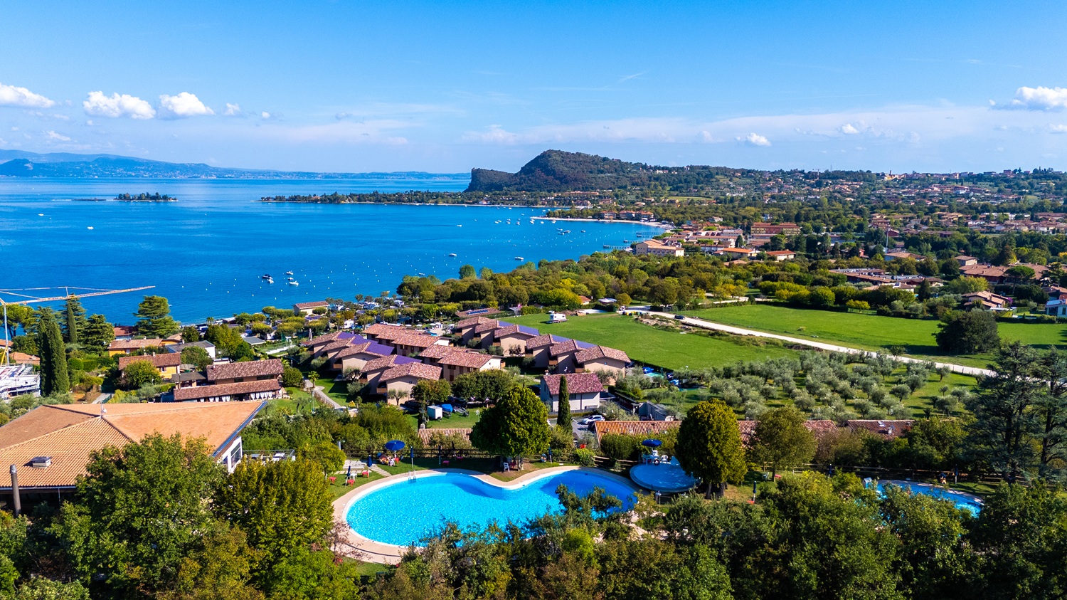 Wohnung mit Seeblick in einer Residenz mit Swimmingpool