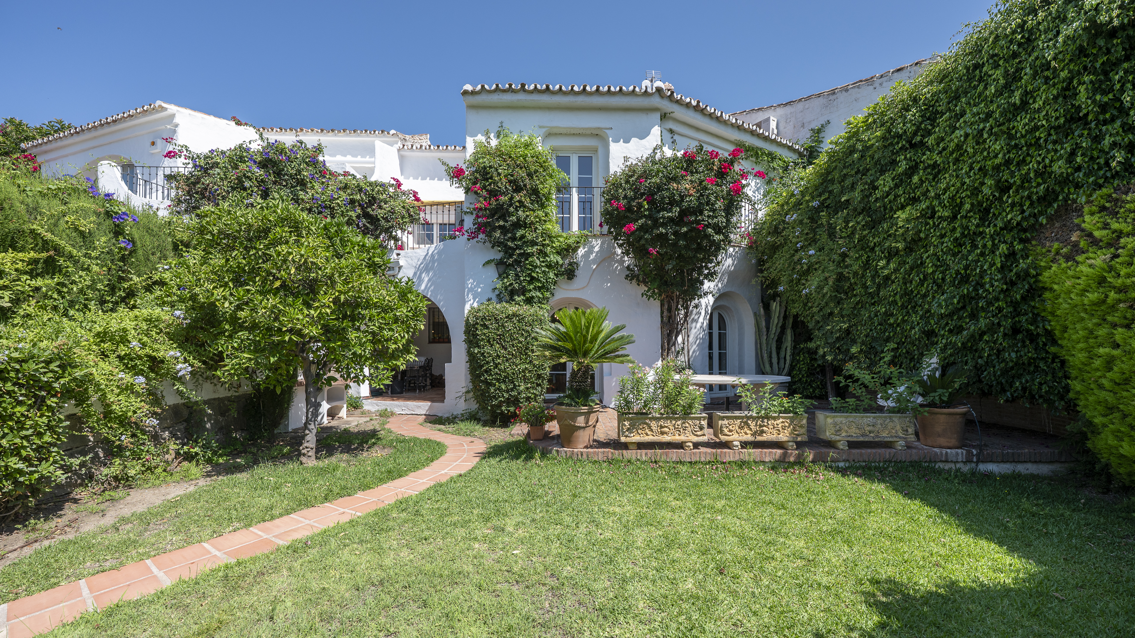 Encantadora casa adosada con jardín privado en Altos de Los Monteros