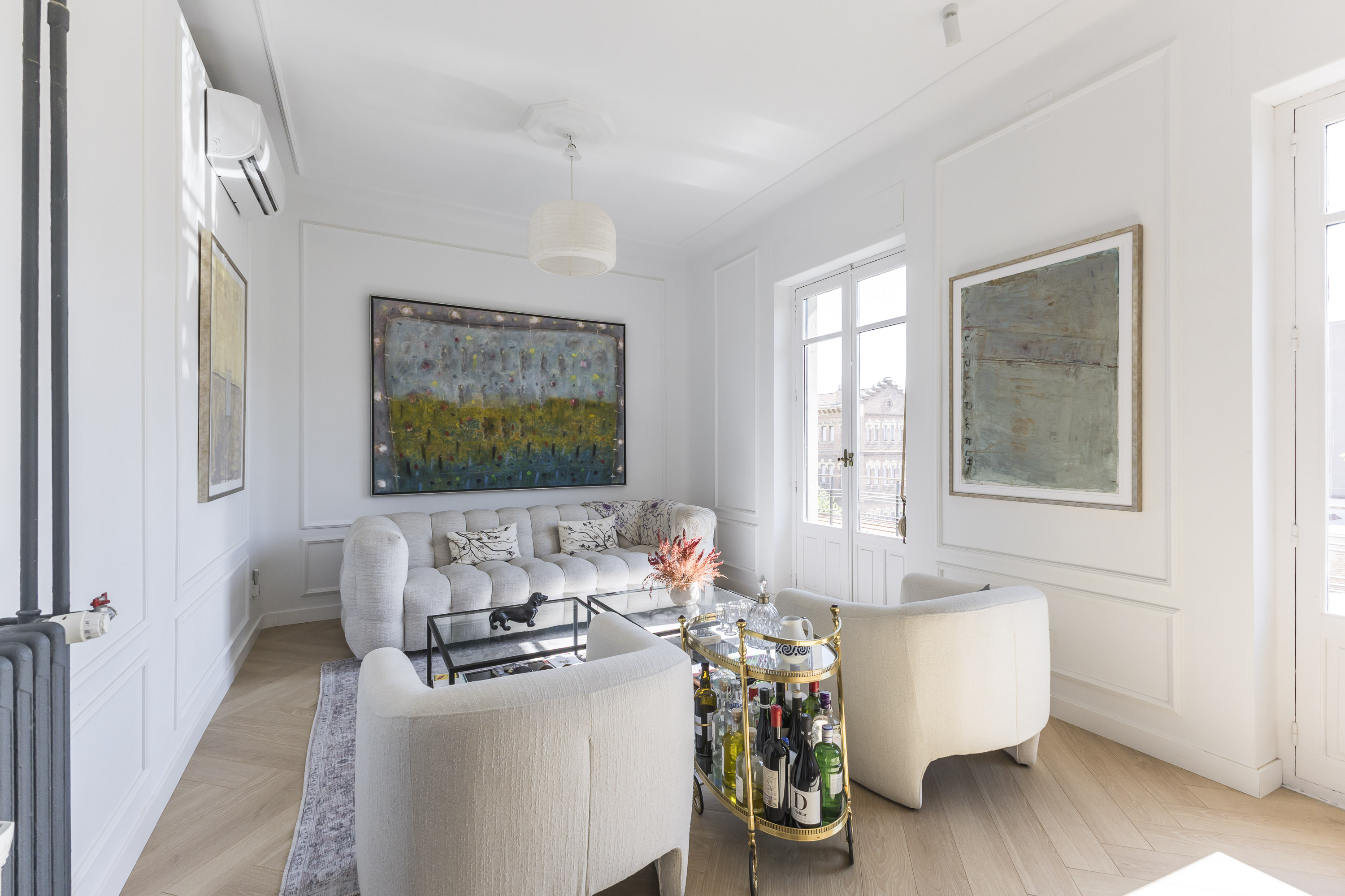Bright 2-bedroom apartment with balconies opposite the Chamberí Market