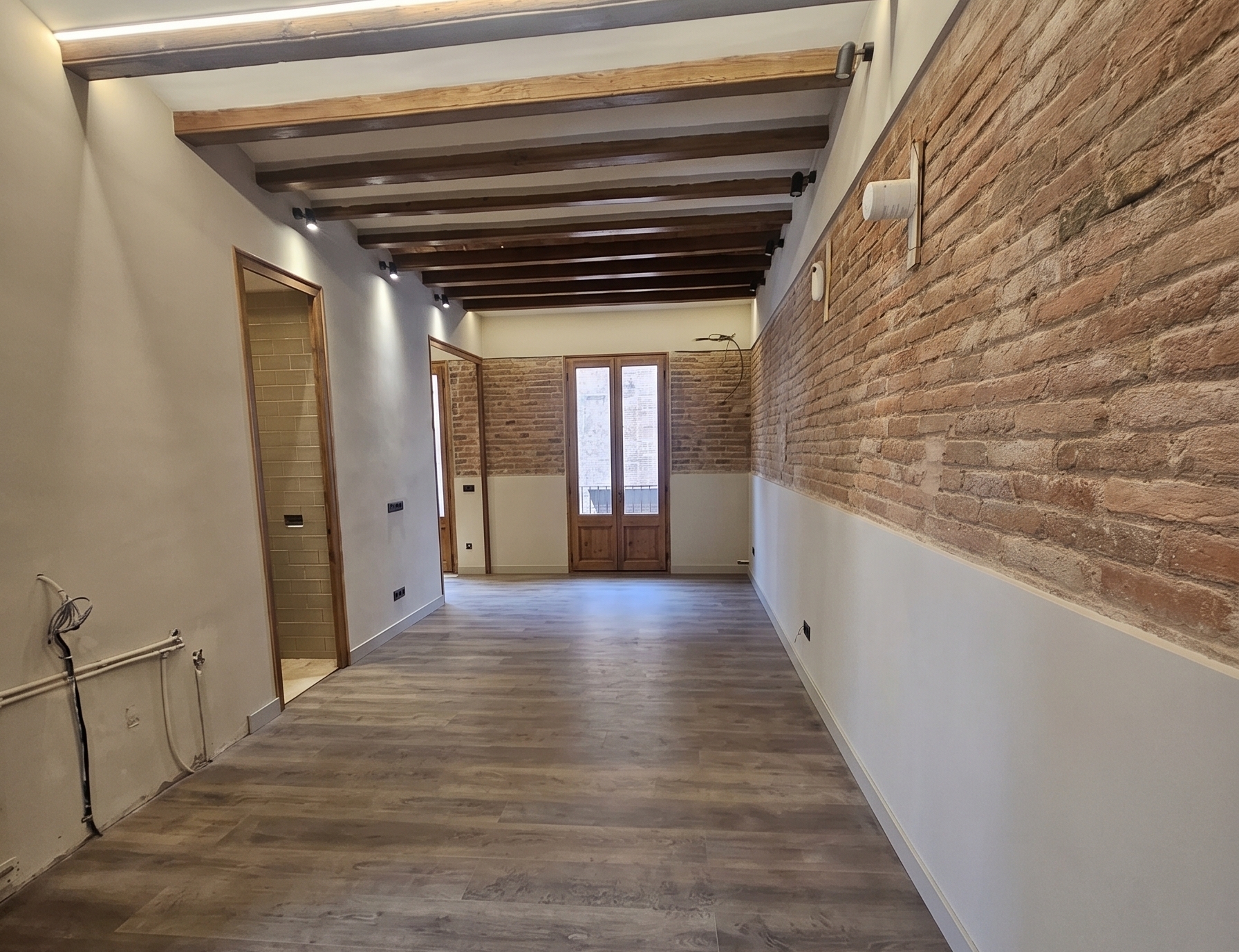 Pis totalment reformat a estrenar de 2 habitacions amb balcó al Poble-sec [Editat amb IA]