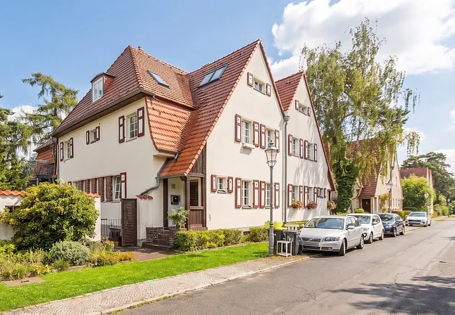 Platz für die ganze Familie – Doppelhaushälfte mit ca. 400 m² Wohn-/Nutzfläche, ideal für mehrere Generationen
