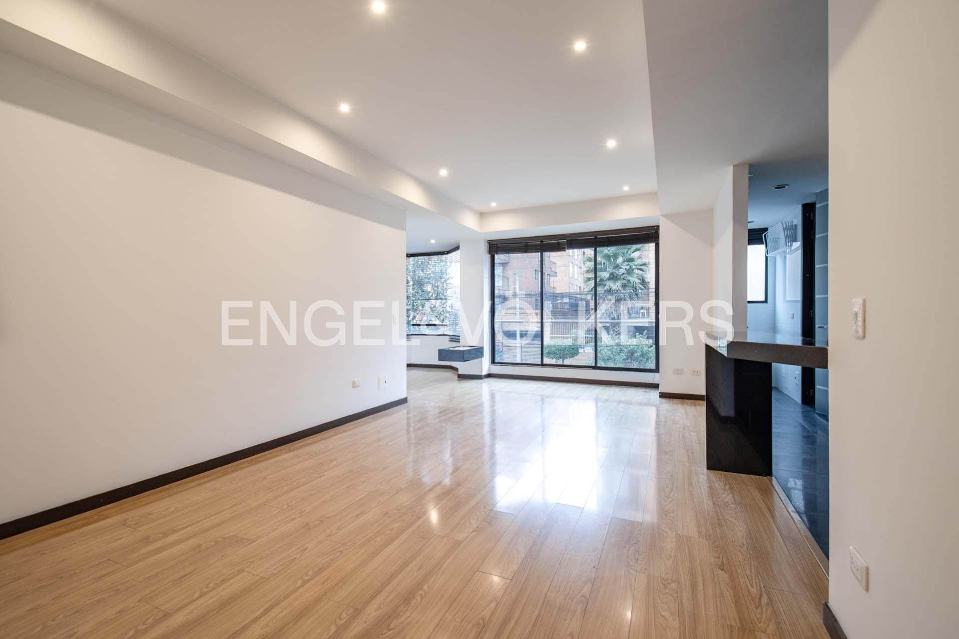 Apartamento con balcón y vista verde para venta en Santa Bárbara